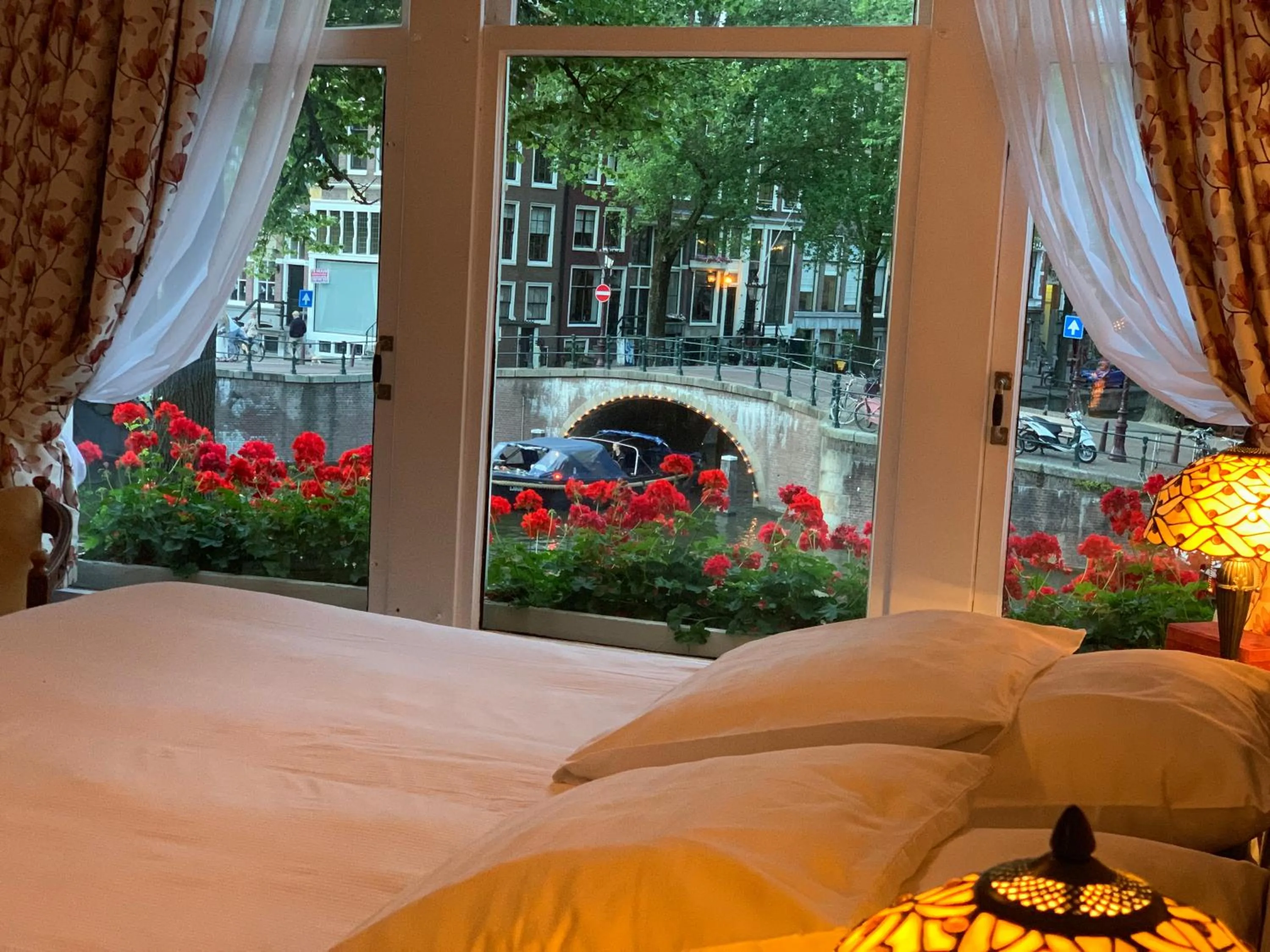 River view, Bed in Keizershouse Amsterdam
