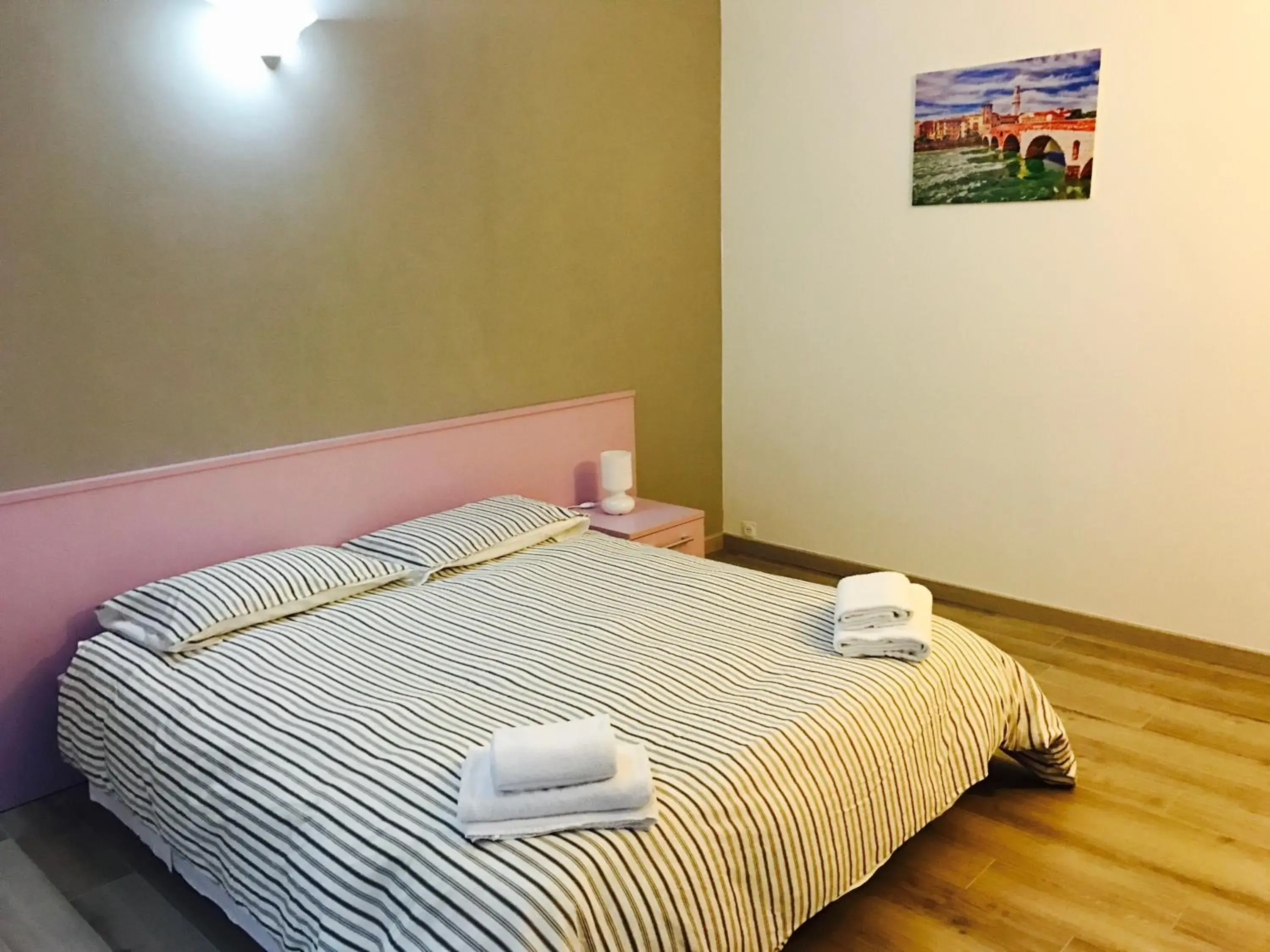 Double or Twin Room with Shared Bathroom - single occupancy in Simoni 10 Double or Twin Room with Shared Bathroom - single occupancy in Simoni 10