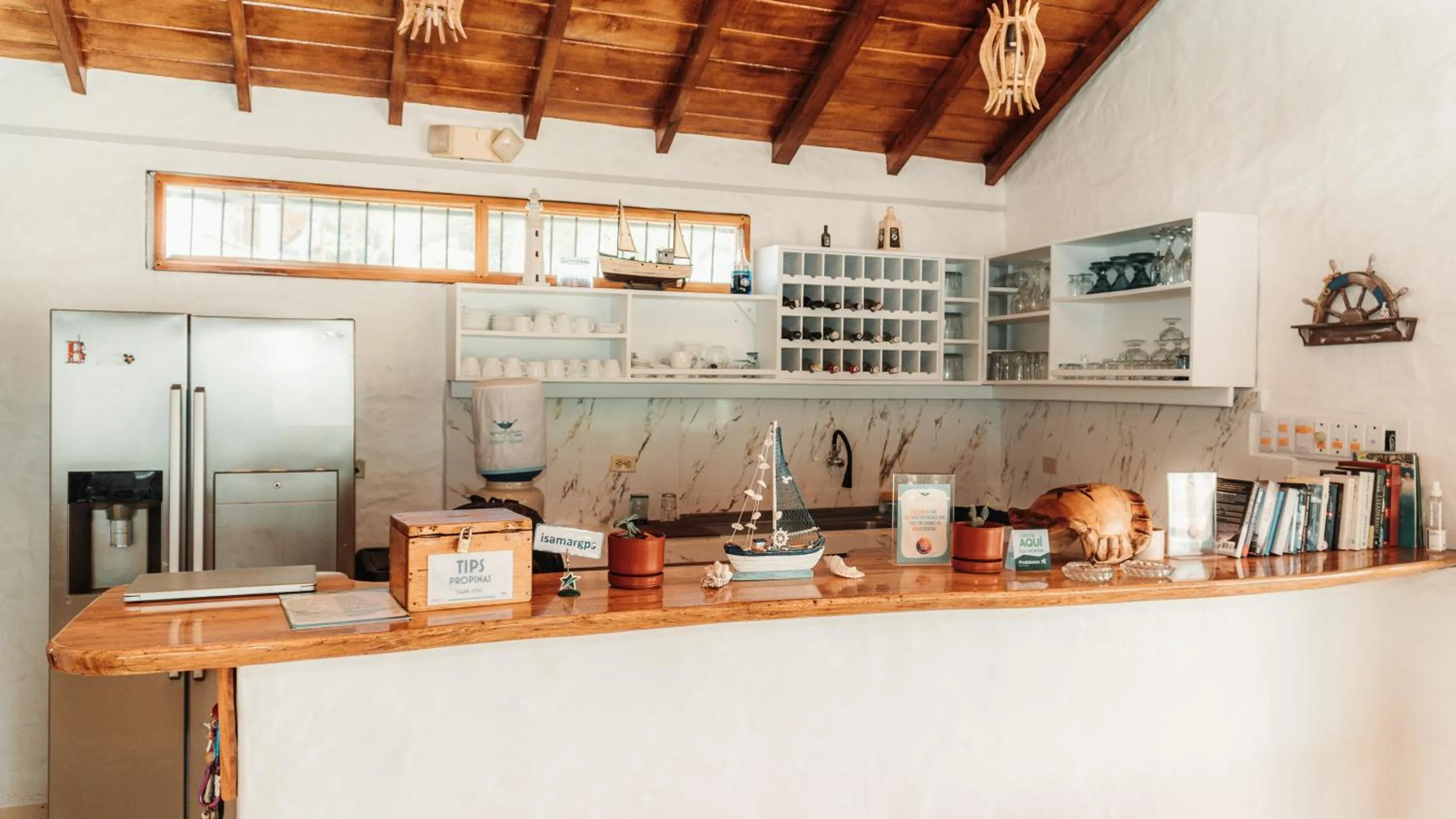 Restaurant/places to eat in Hotel Isamar Galapagos Beachfront