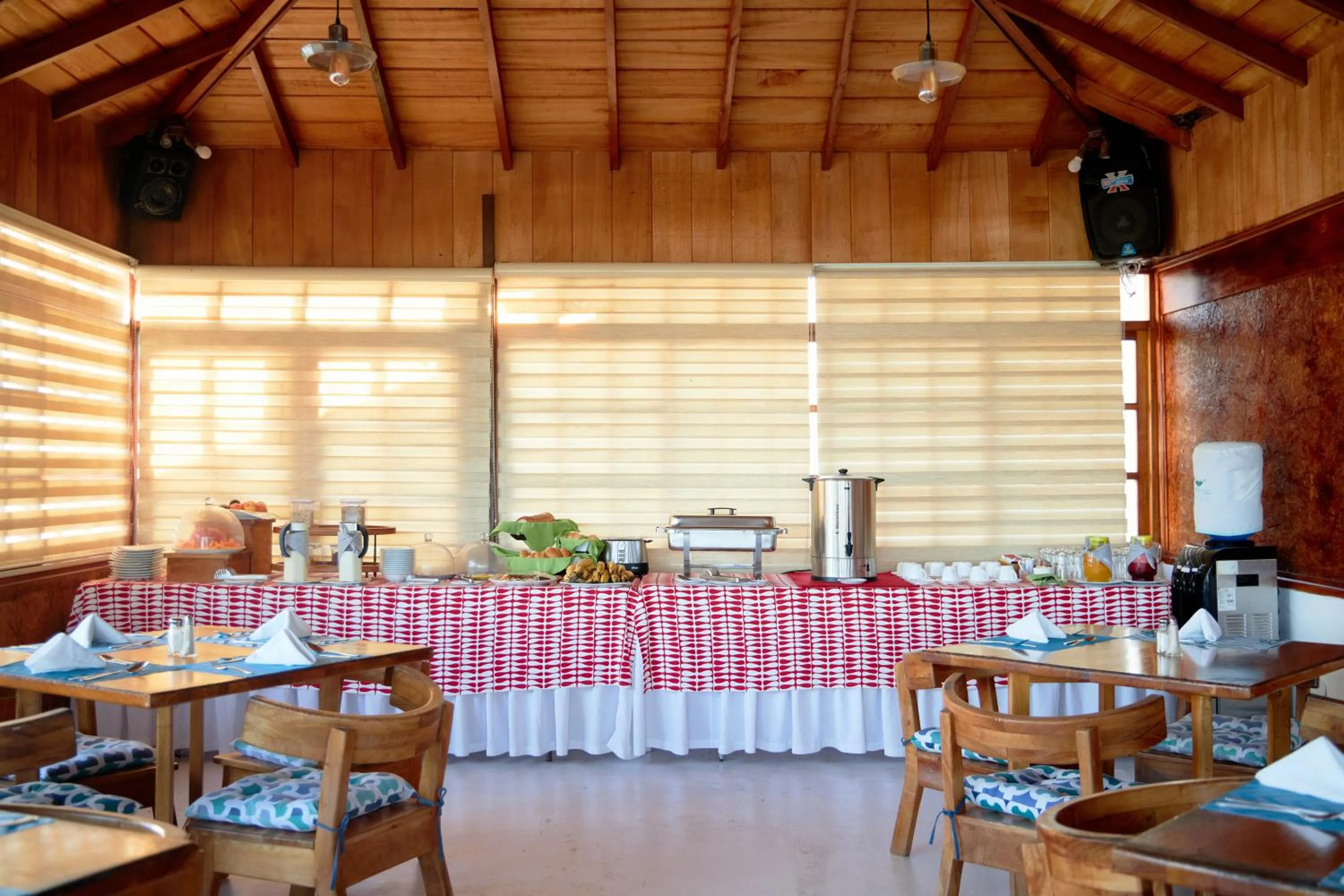 Restaurant/places to eat in Hotel Isamar Galapagos Beachfront