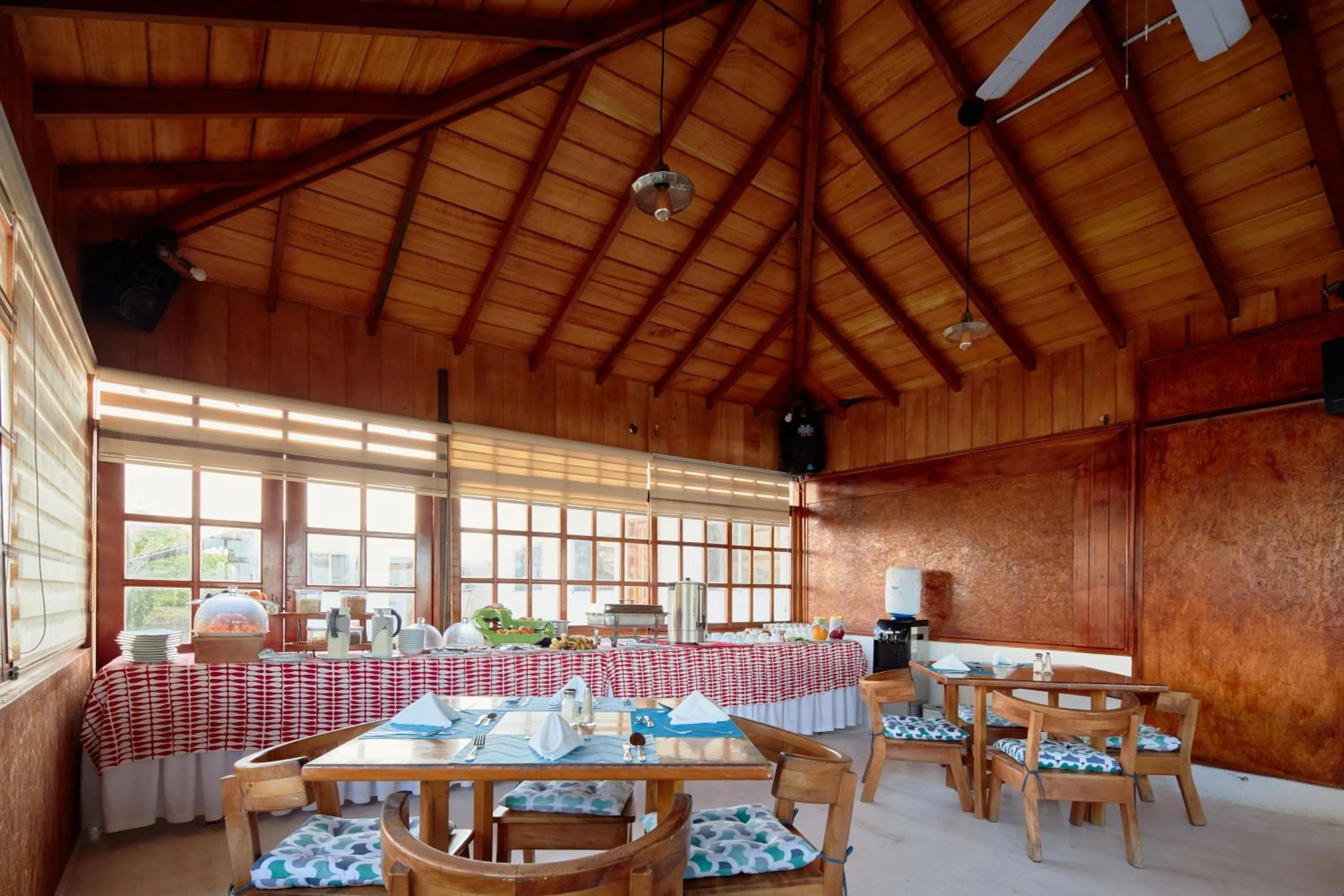 Restaurant/places to eat in Hotel Isamar Galapagos Beachfront