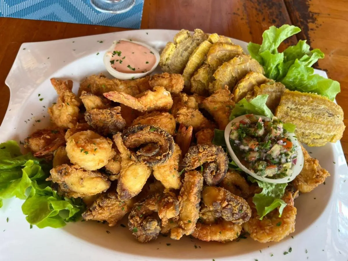 Restaurant/places to eat in Hotel Isamar Galapagos Beachfront