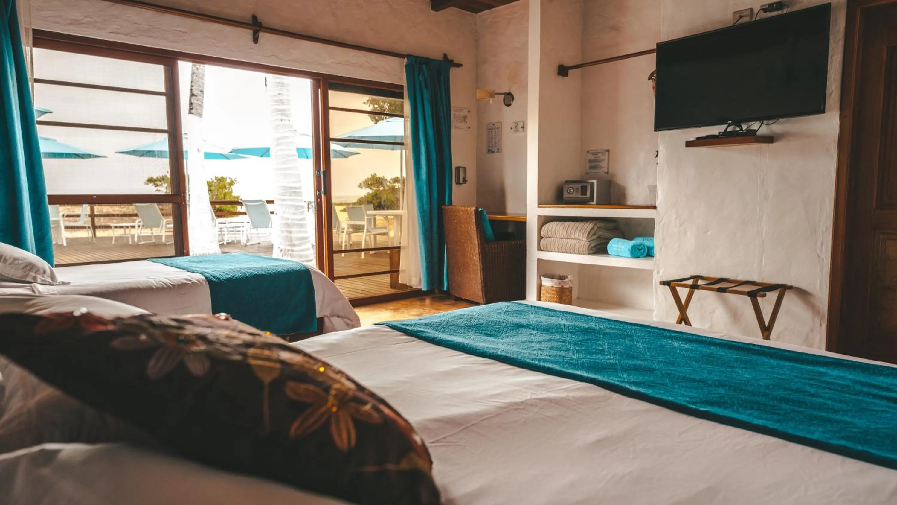 Communal lounge/ TV room, Bed in Hotel Isamar Galapagos Beachfront