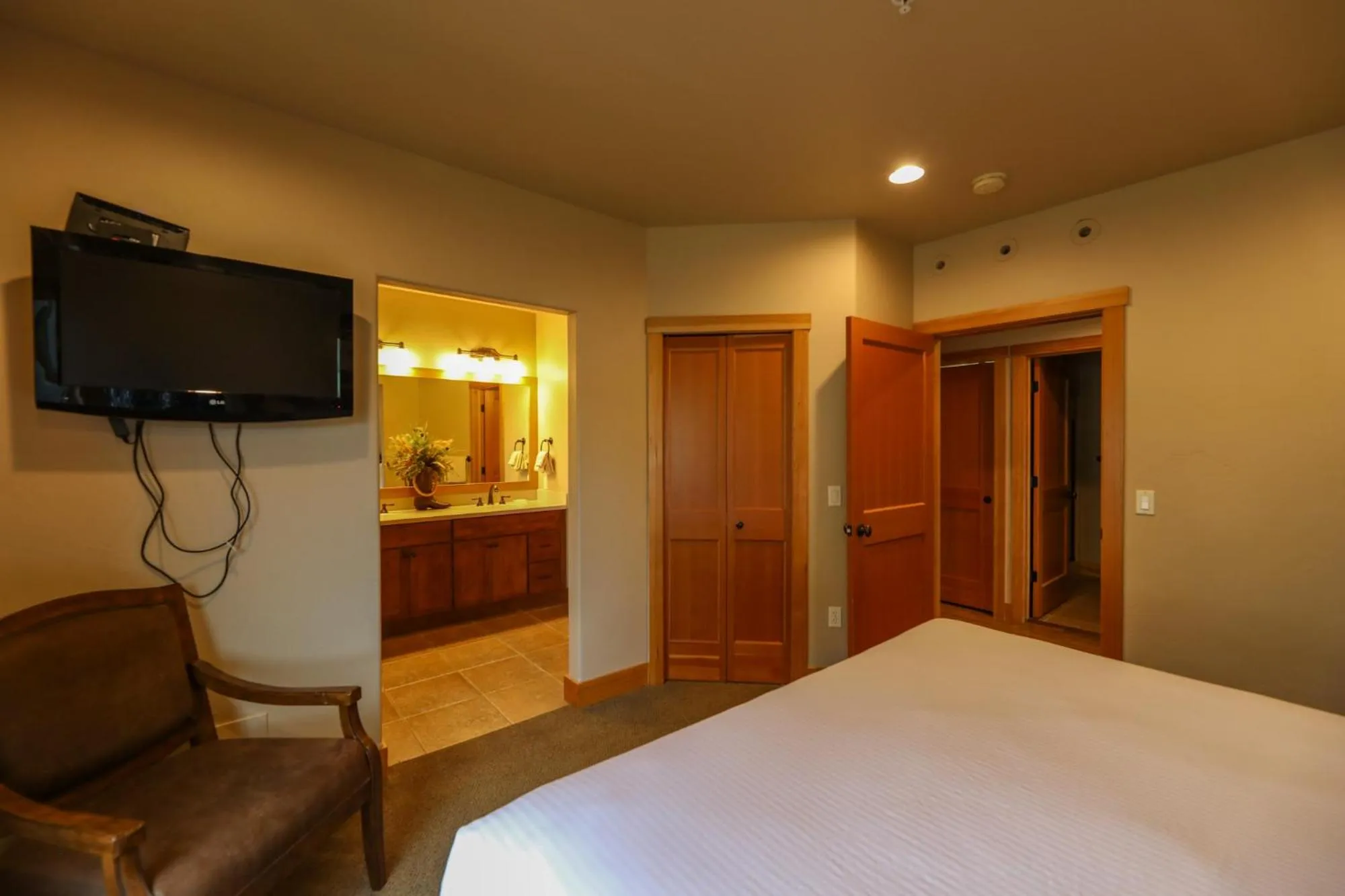 Photo of the whole room, Bed in Meadow Lake Resort & Condos