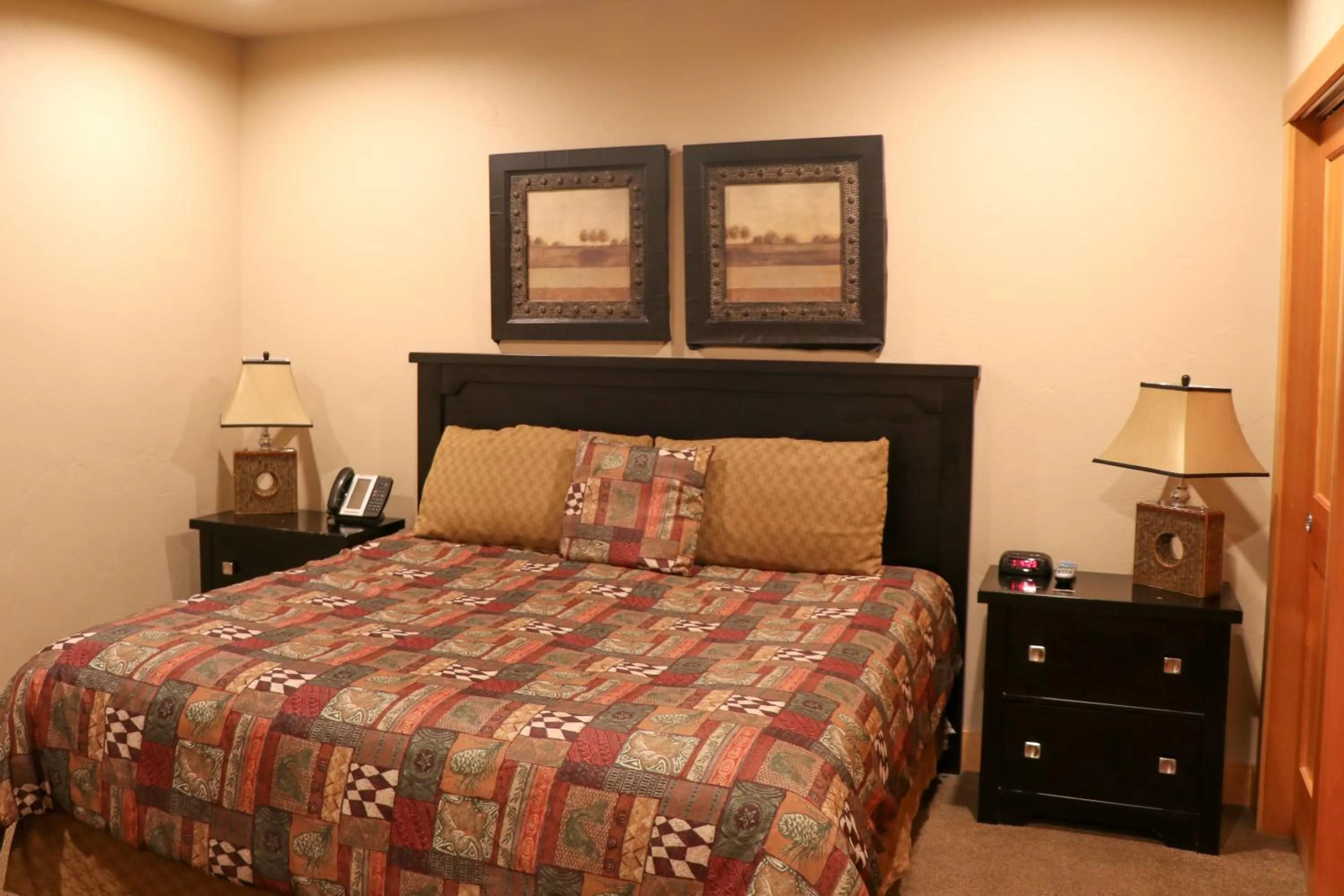 Bedroom, Bed in Meadow Lake Resort & Condos