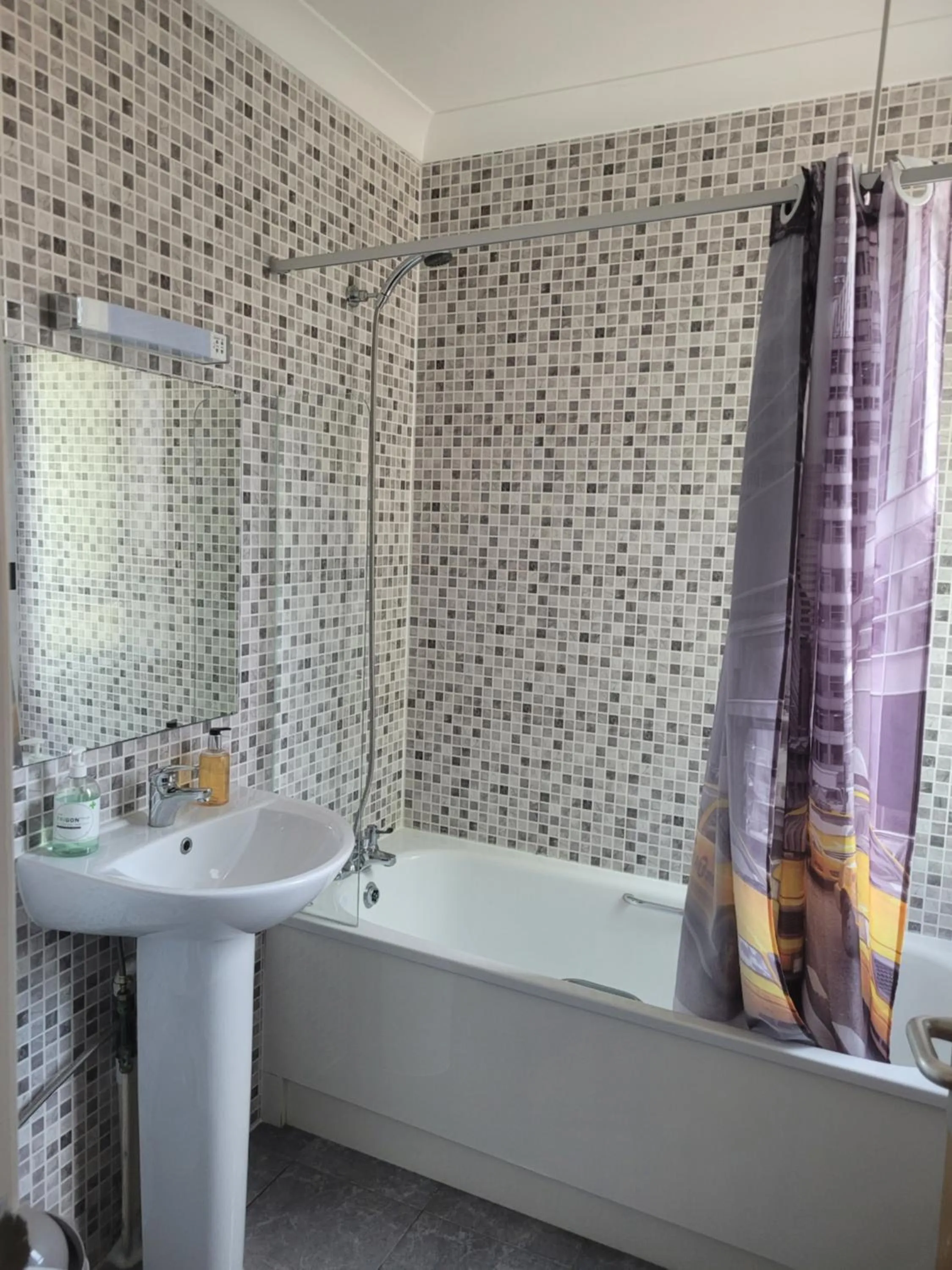 Bathroom in The Gatwick White House Hotel