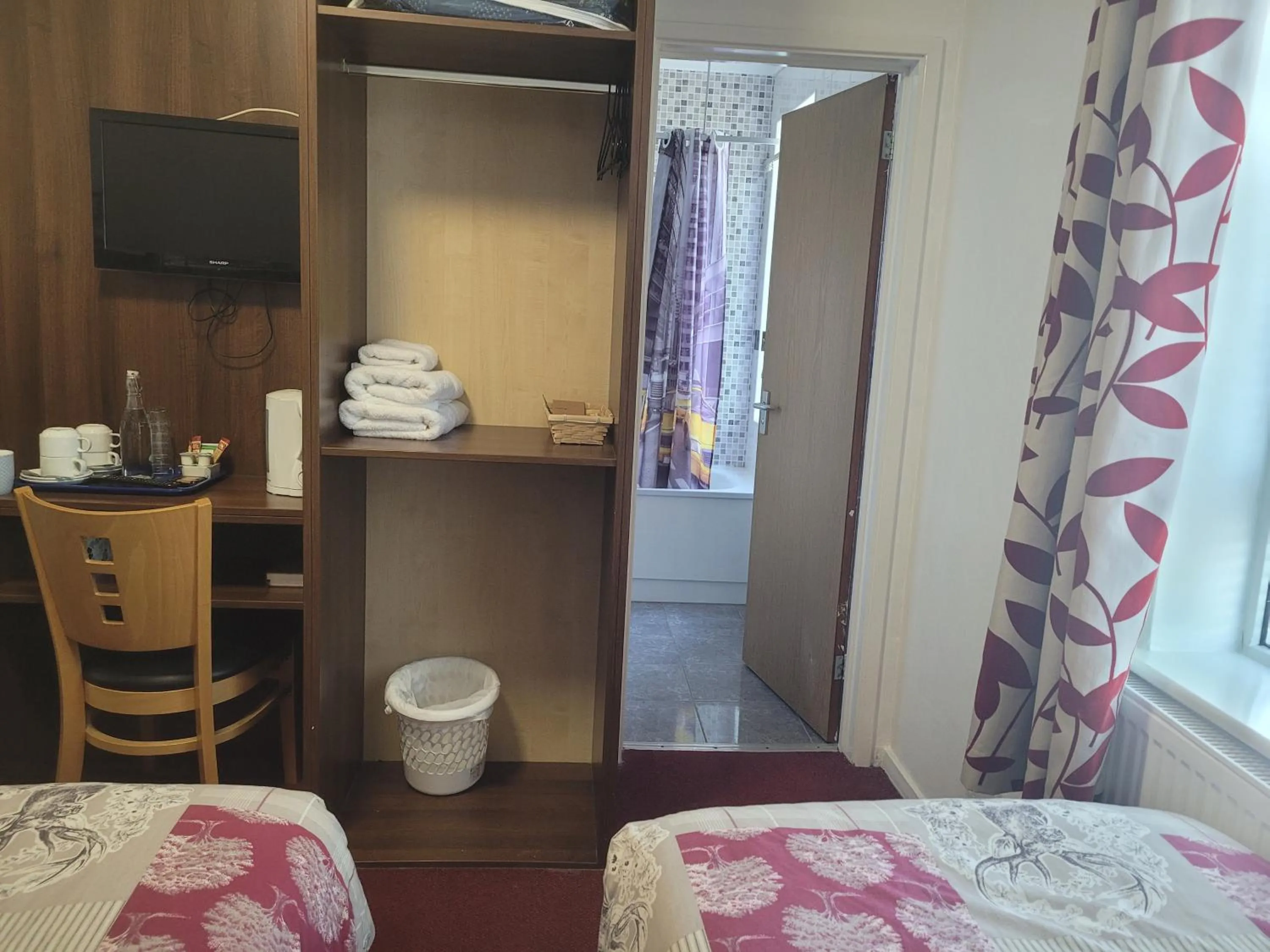 TV and multimedia, Bed in The Gatwick White House Hotel