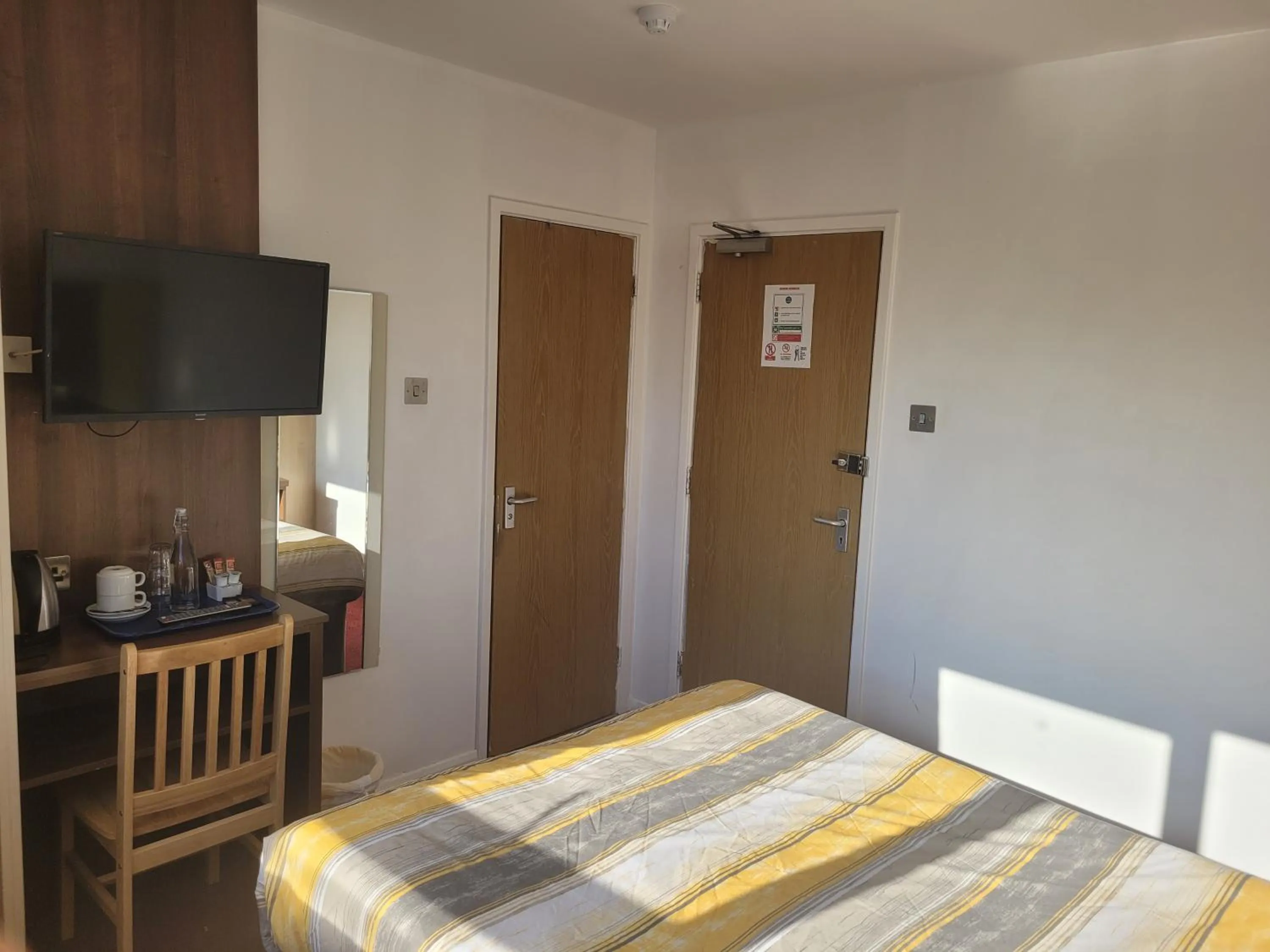 Bed in The Gatwick White House Hotel