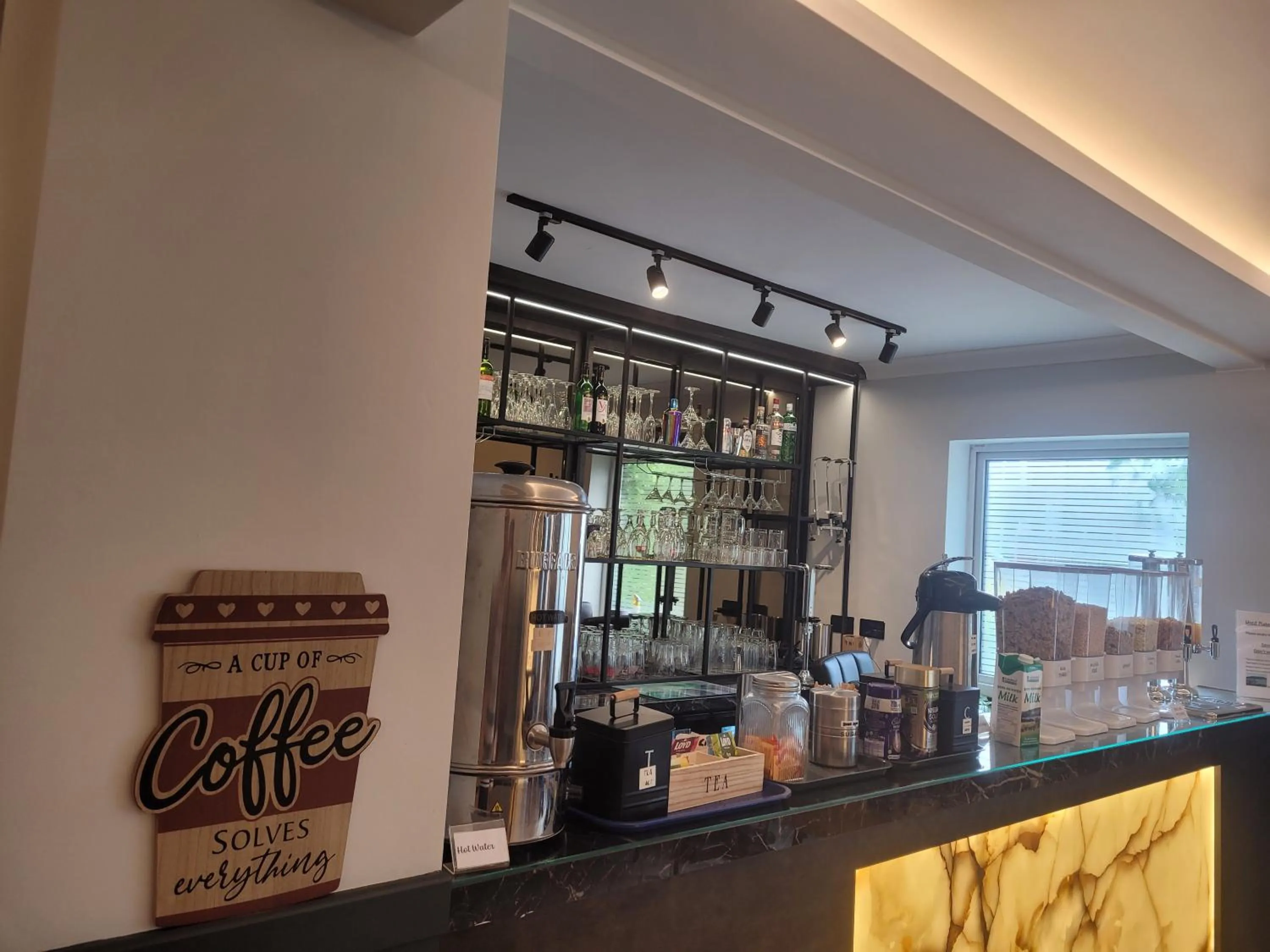 Coffee/tea facilities in The Gatwick White House Hotel