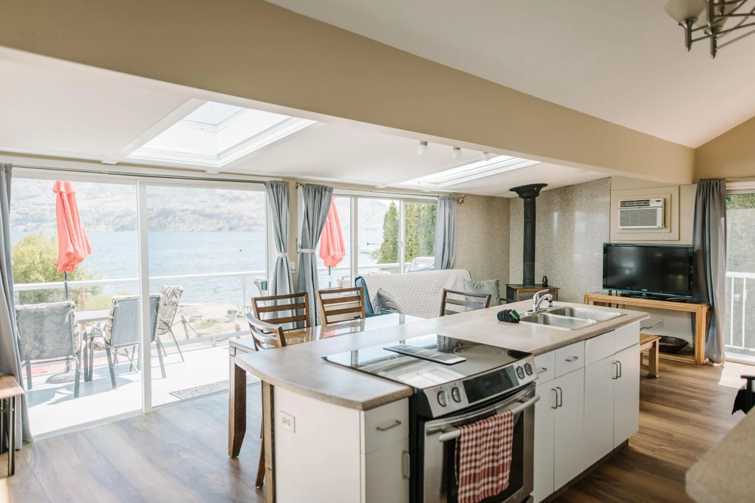 Communal lounge/ TV room in Davis Cove Resort