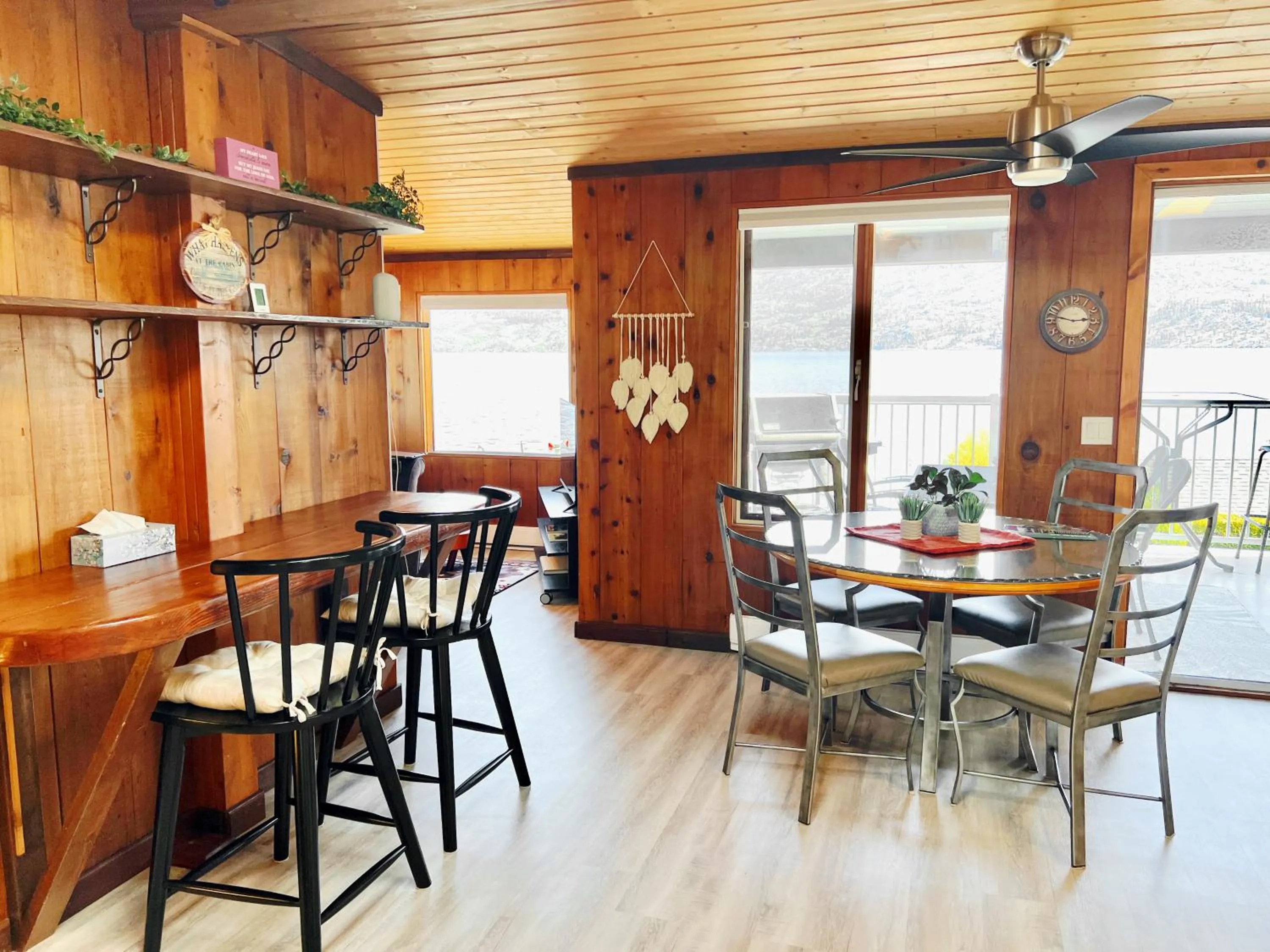 Living room in Peachland Beach Resort