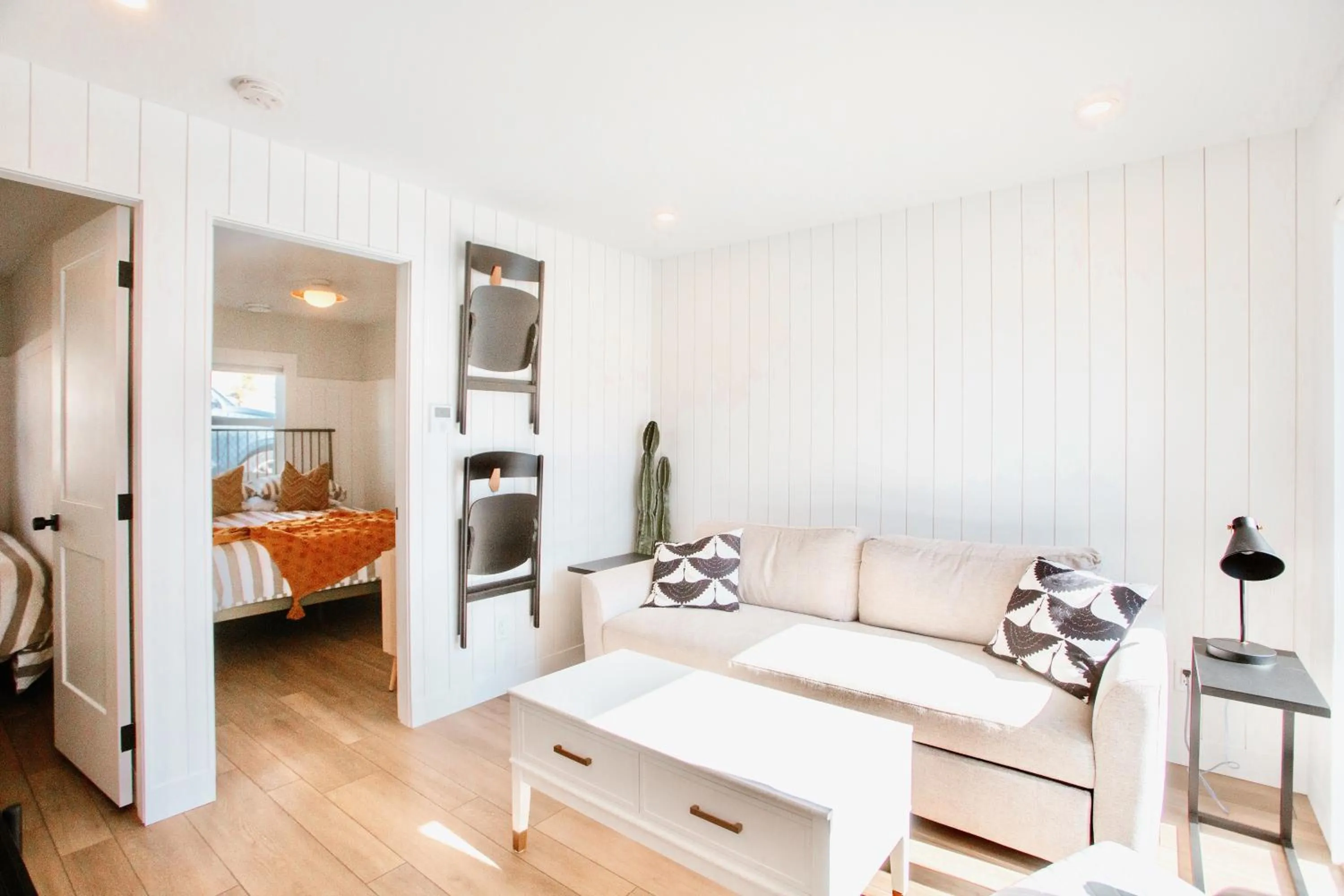 Living room, Bed in Peachland Beach Resort