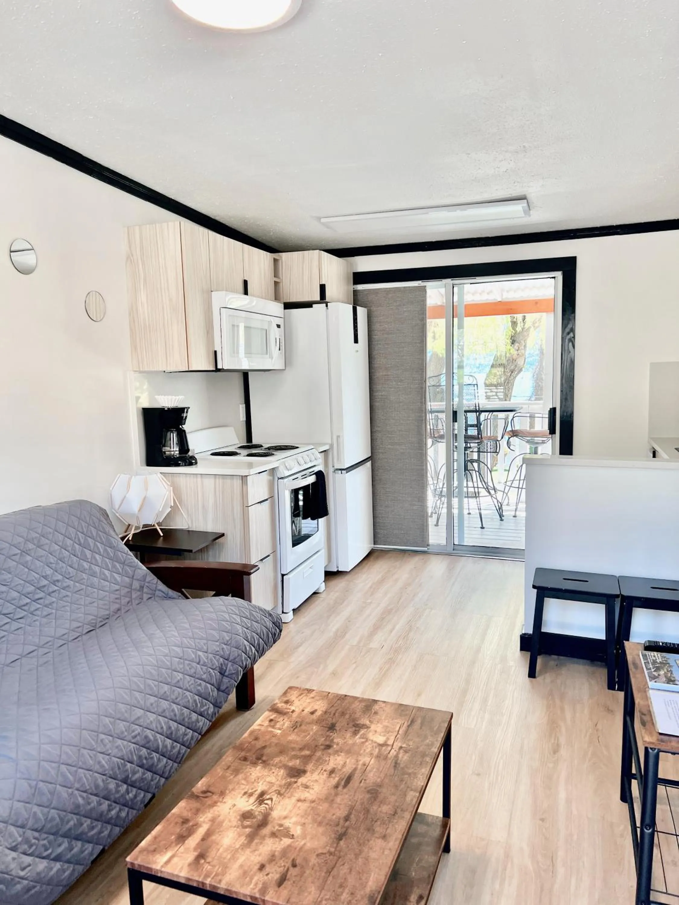 Living room in Peachland Beach Resort