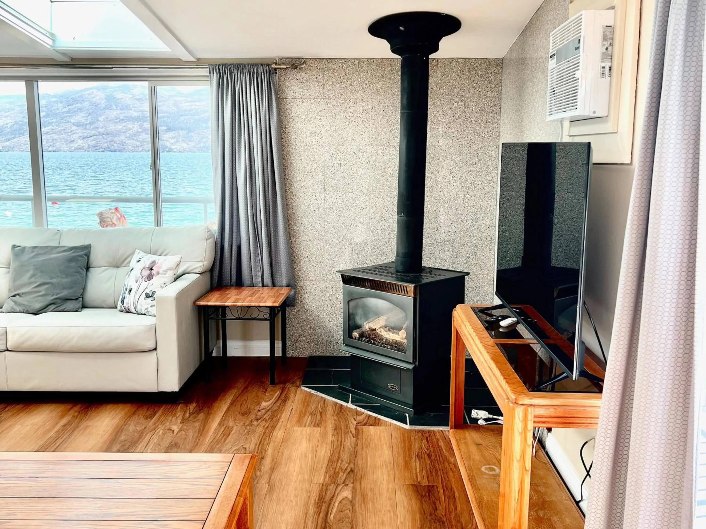 TV and multimedia in Davis Cove Resort