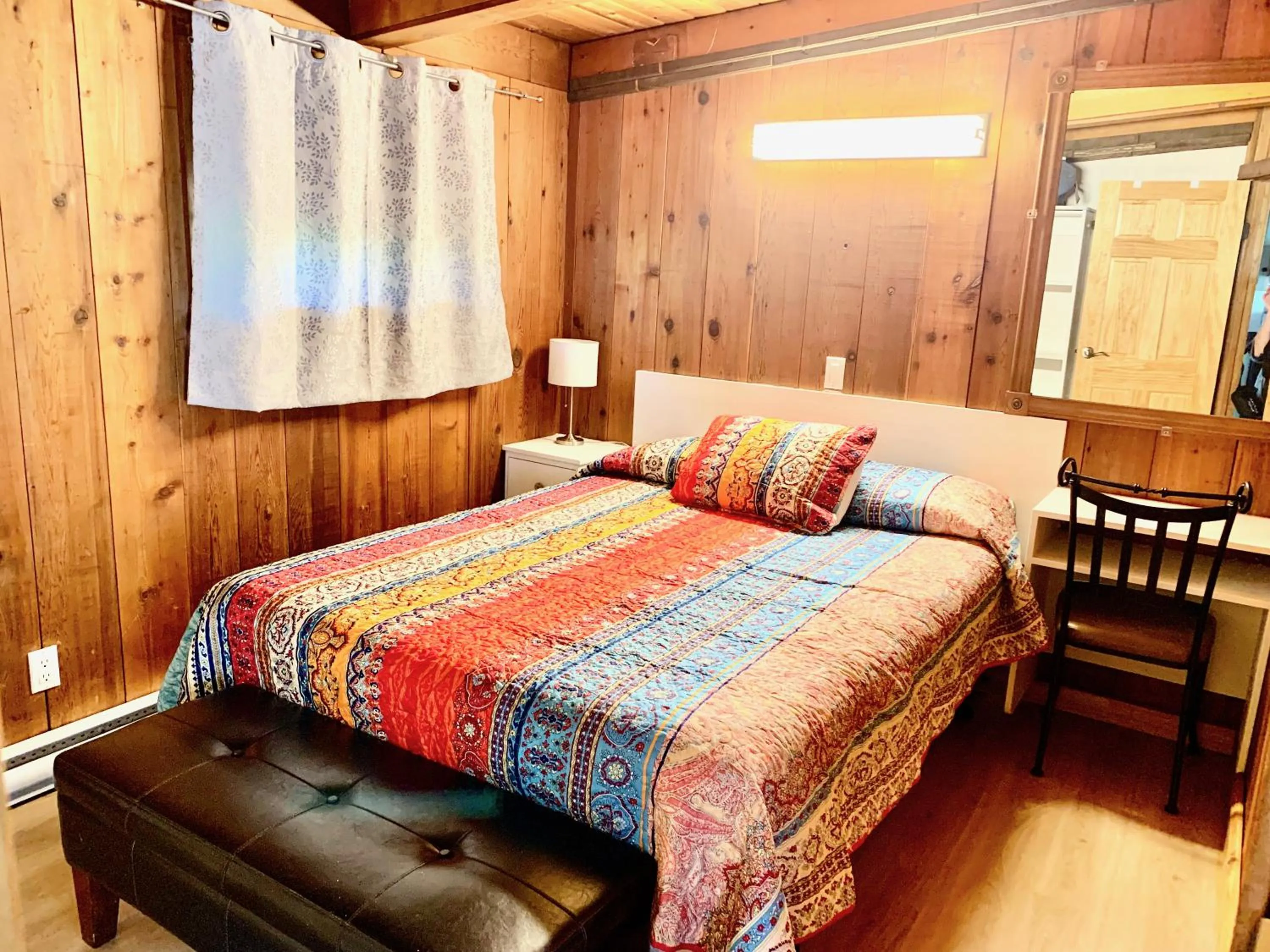 Bedroom, Bed in Peachland Beach Resort