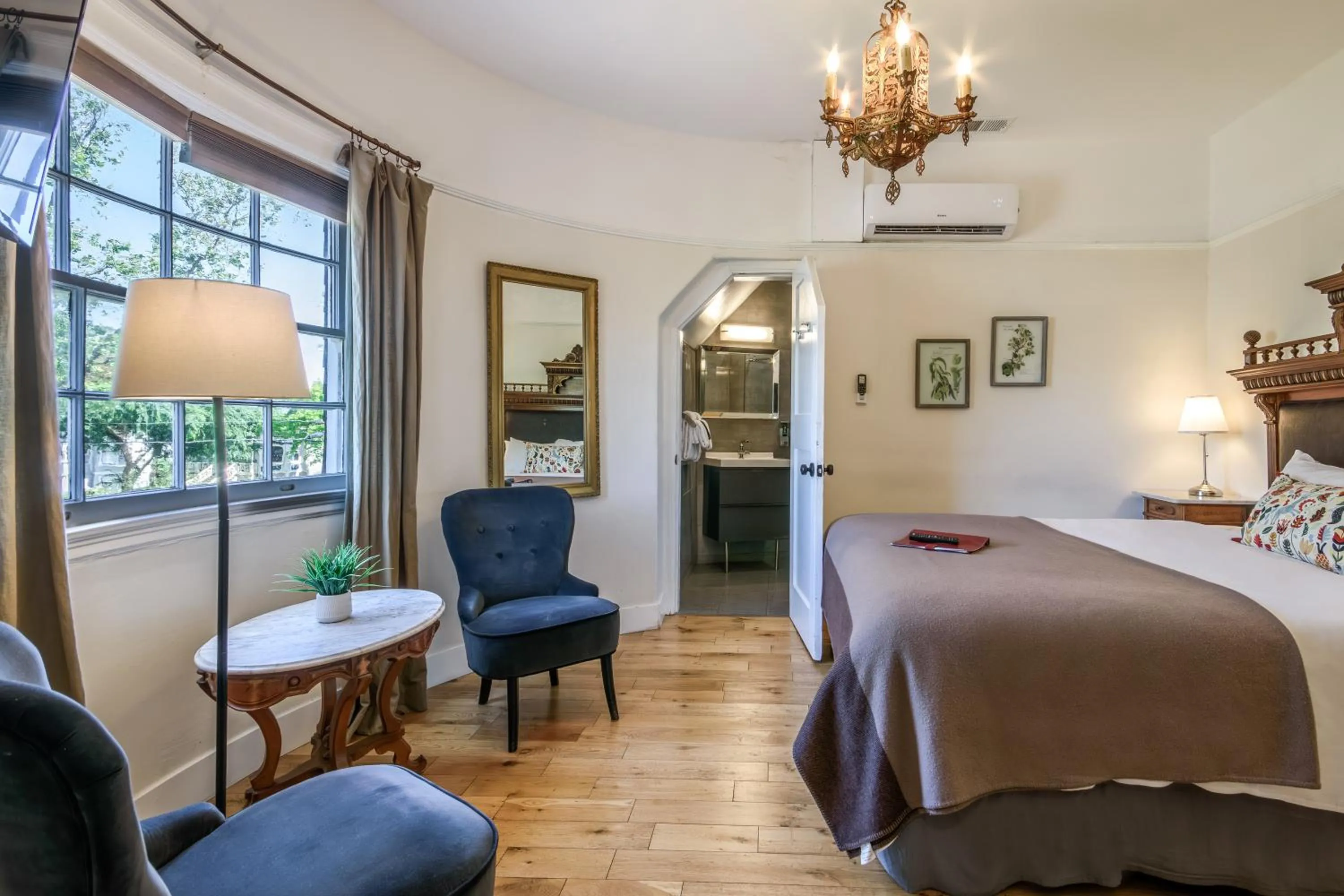 Bed in Cedar Gables Inn