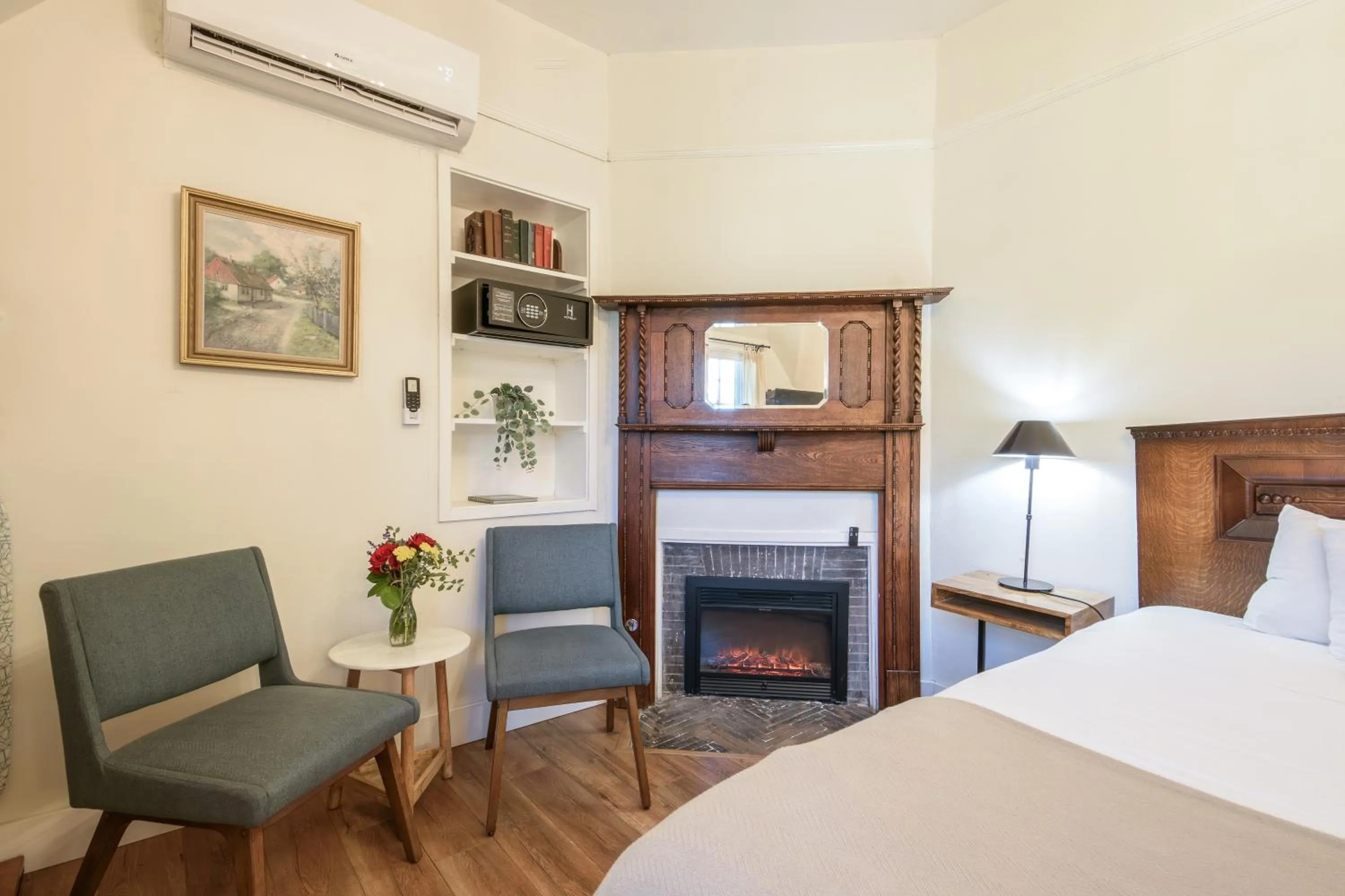 Bed in Cedar Gables Inn