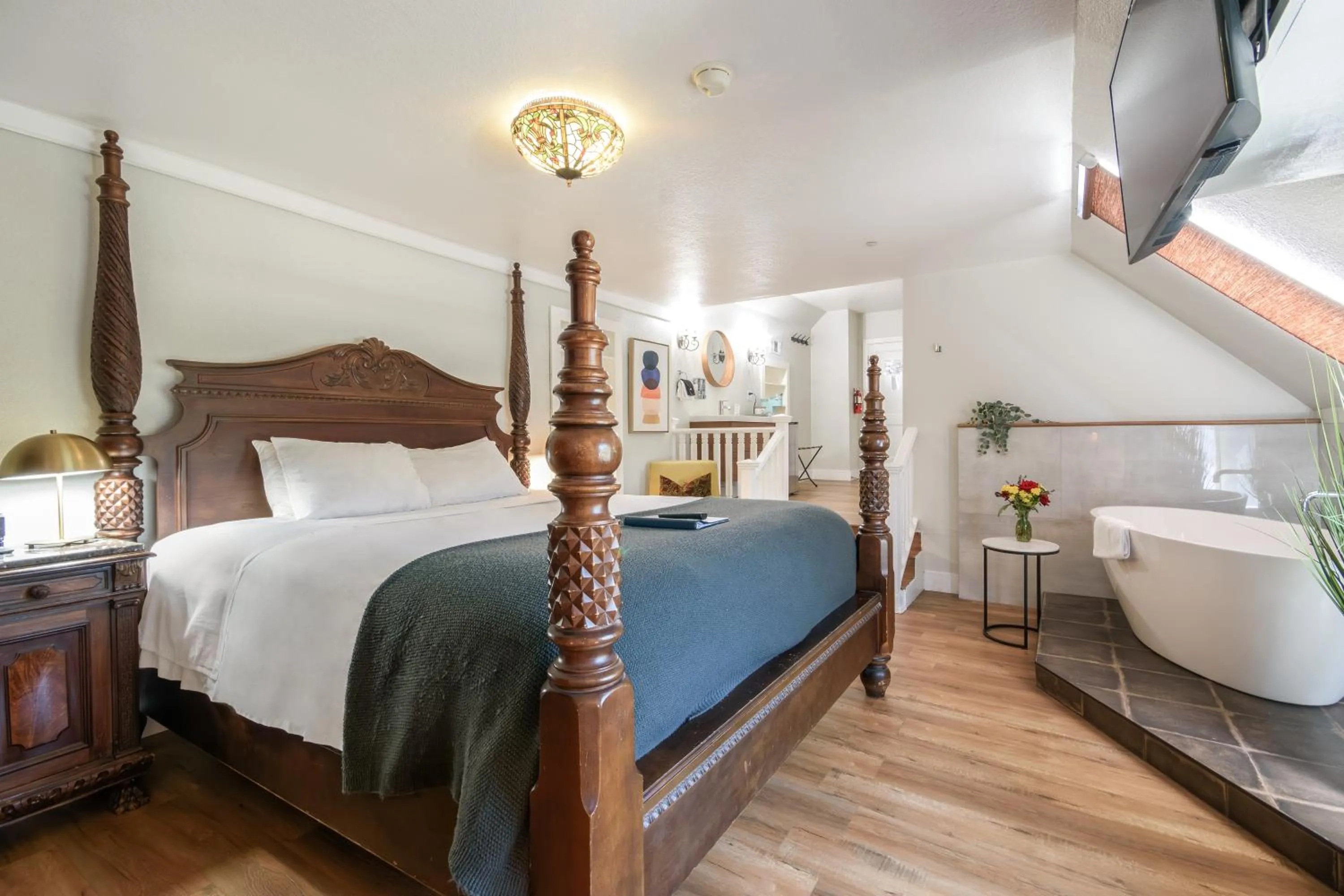 Bed in Cedar Gables Inn