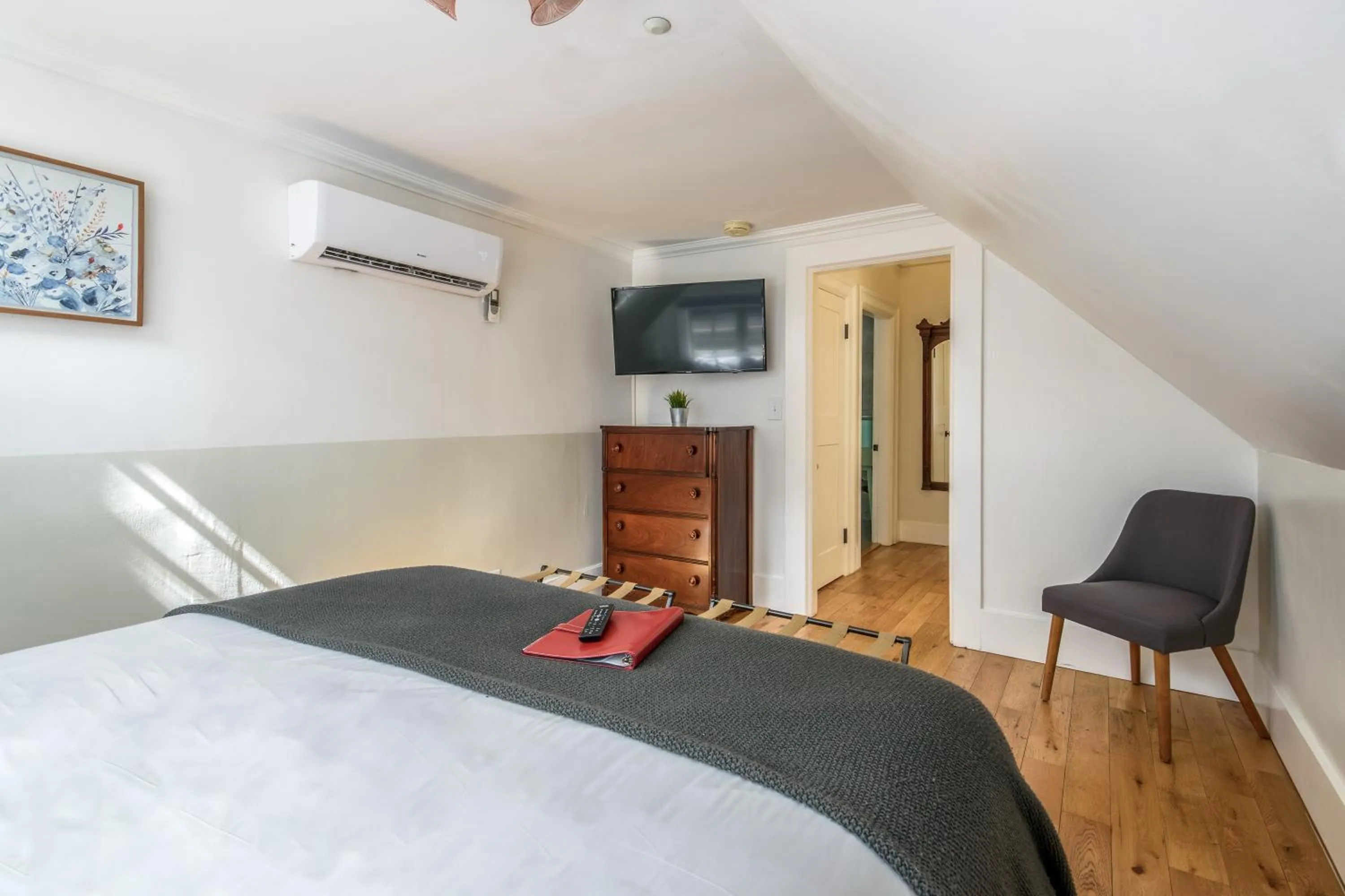 Bed in Cedar Gables Inn