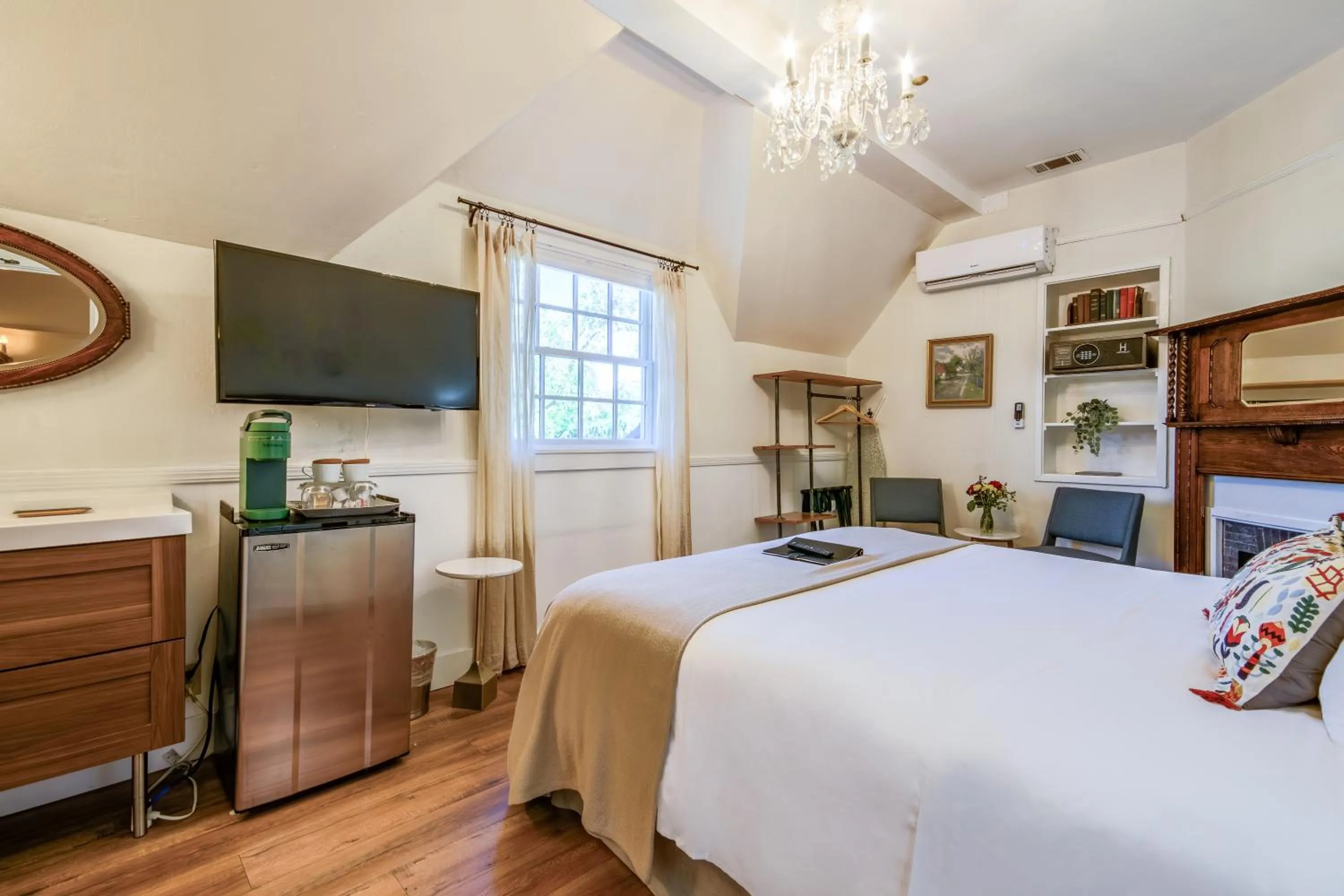 Bed in Cedar Gables Inn