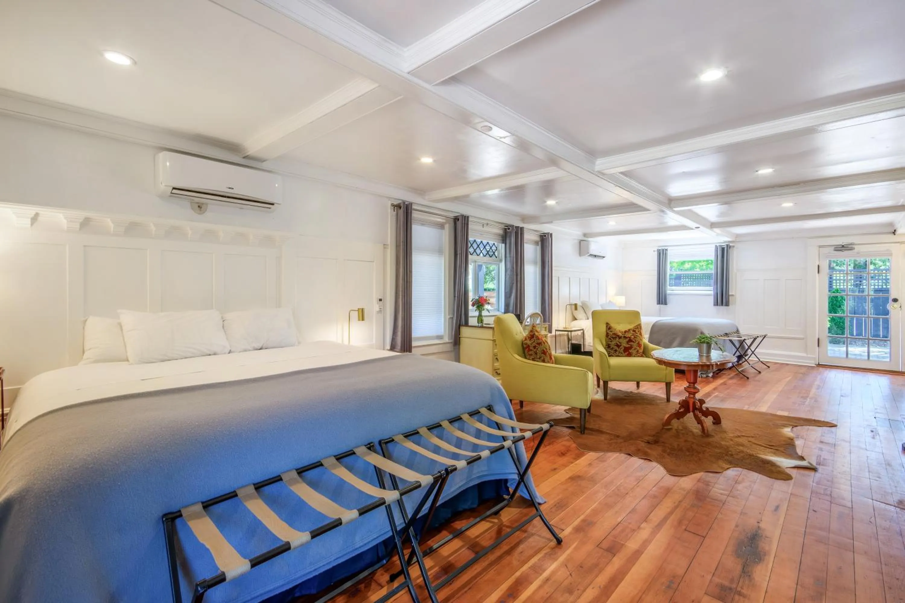 Bed in Cedar Gables Inn