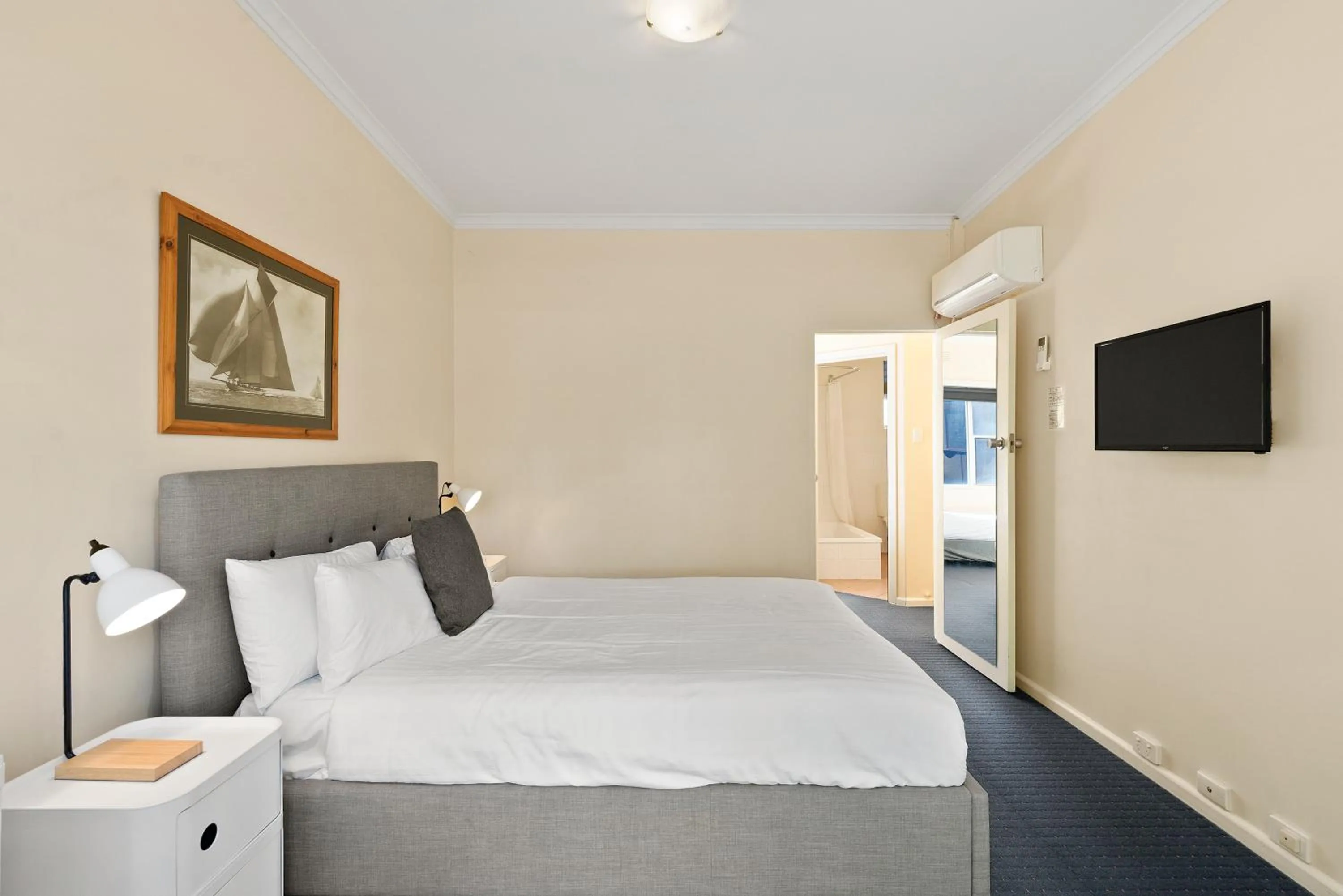 Bedroom, Bed in North Pier Hotel