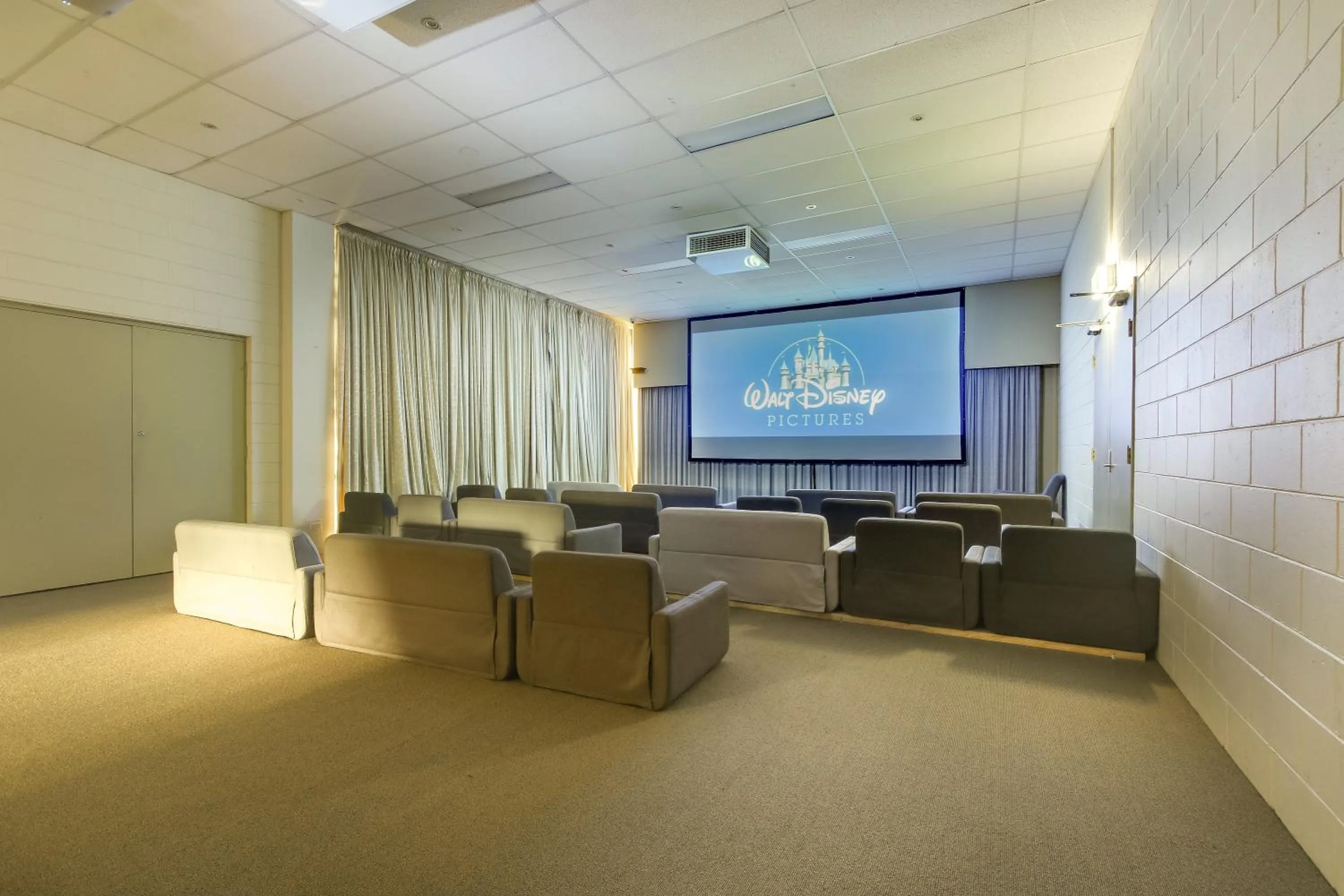 Communal lounge/ TV room in North Pier Hotel