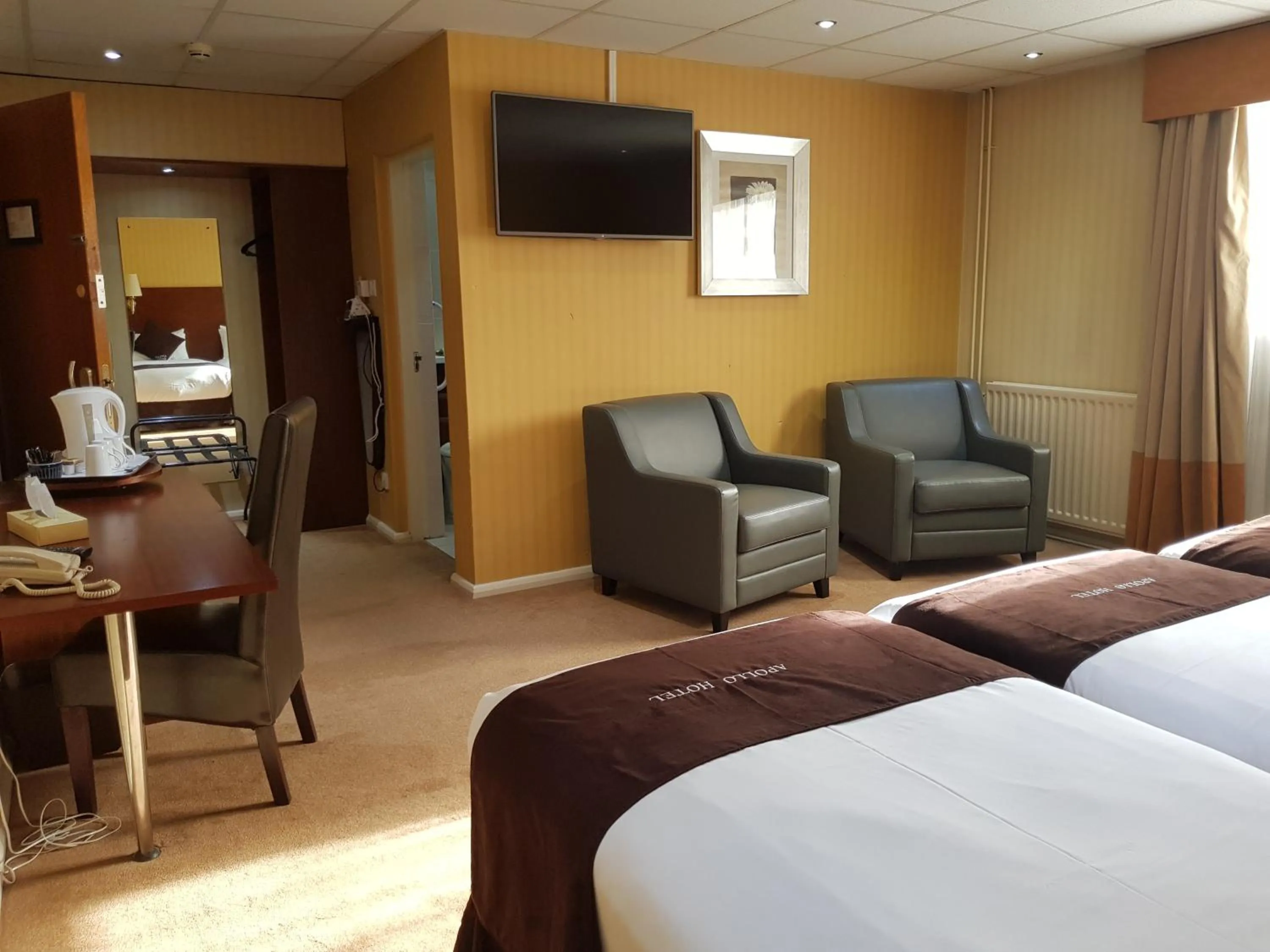 TV and multimedia, Bed in Apollo Hotel