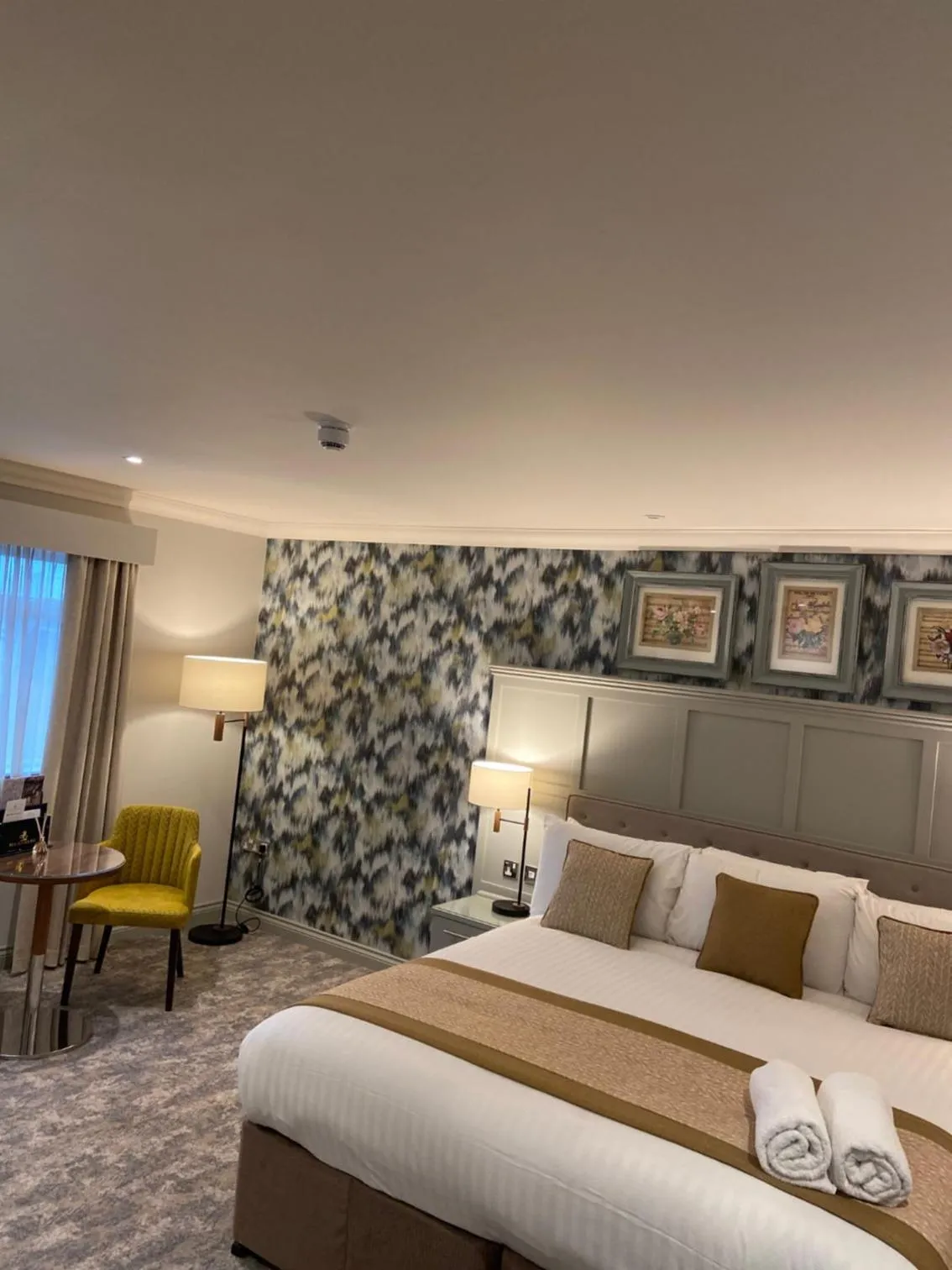 Seating area, Bed in Caledonian Hotel