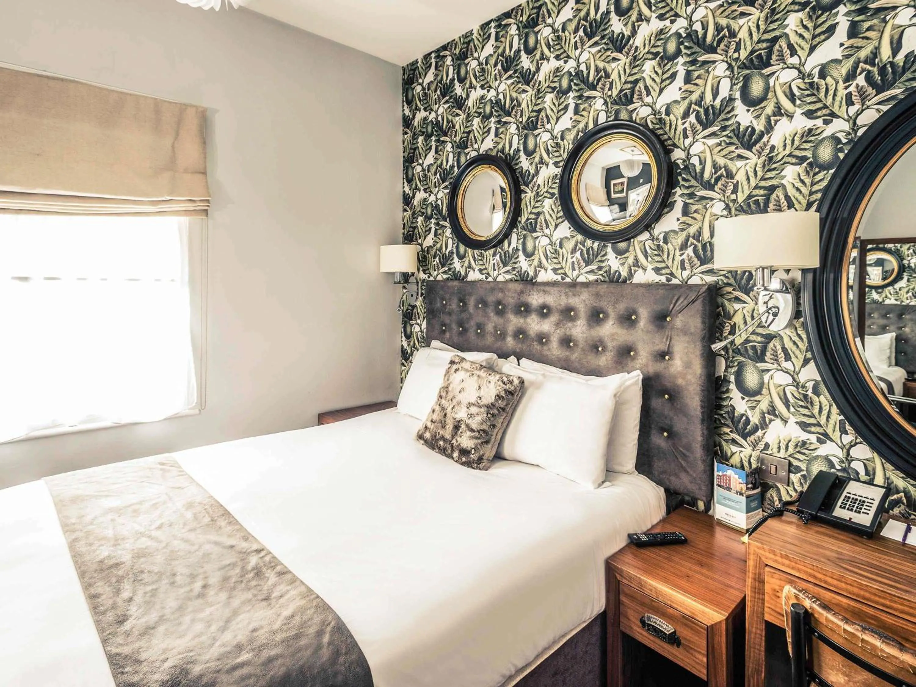 Bedroom, Bed in Mercure Nottingham City Centre Hotel