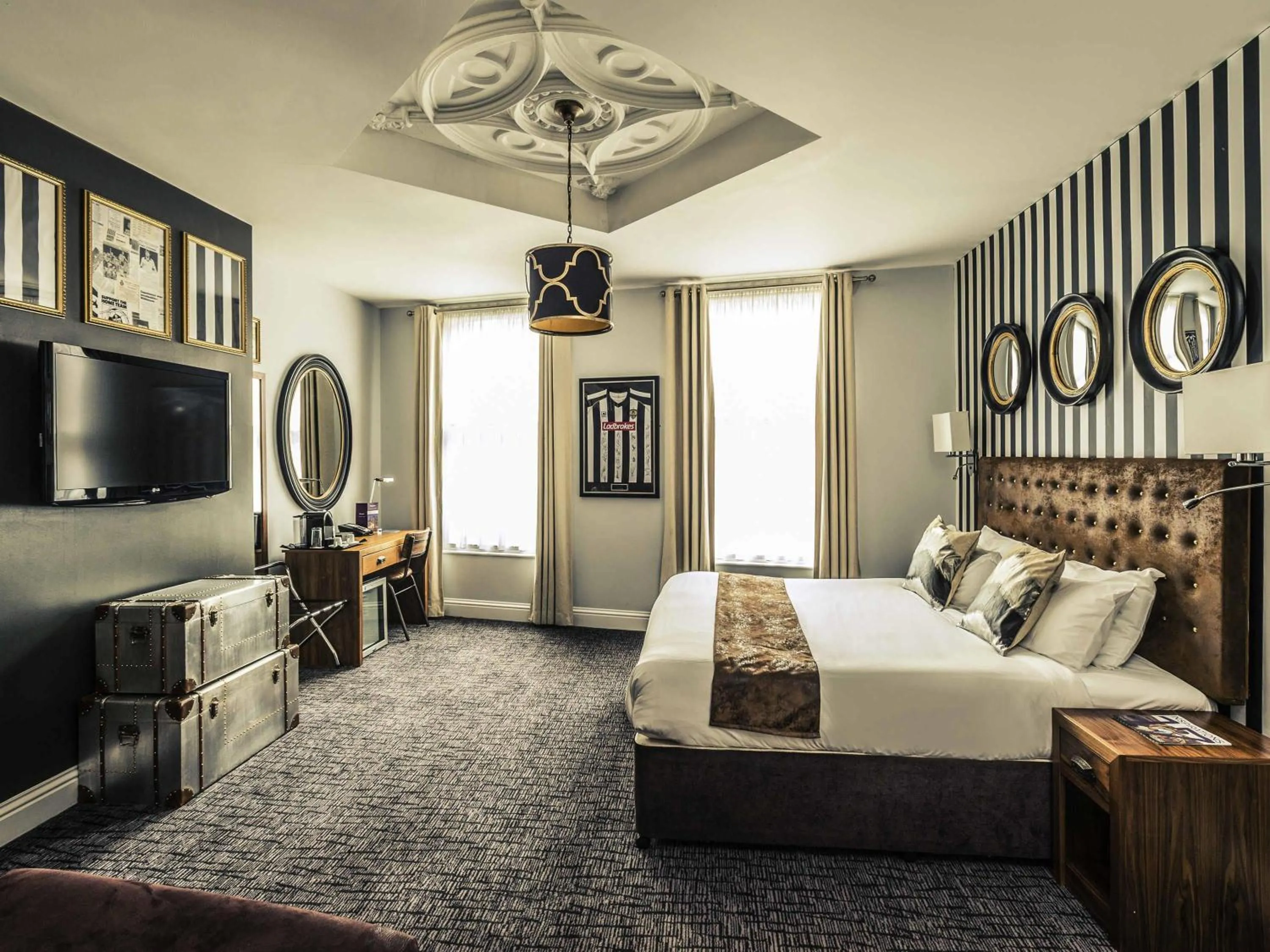 Property building, Bed in Mercure Nottingham City Centre Hotel