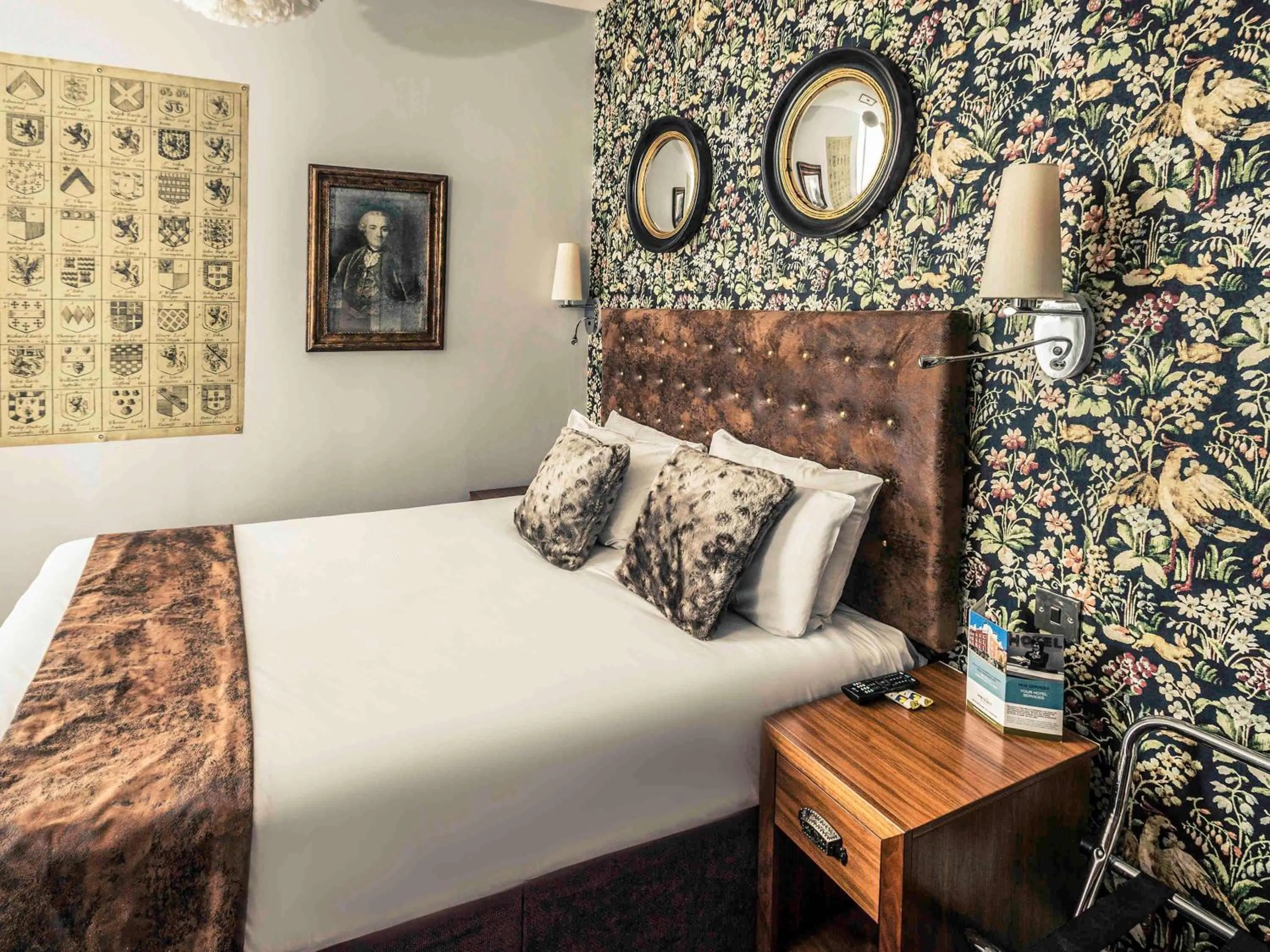 Bedroom, Bed in Mercure Nottingham City Centre Hotel