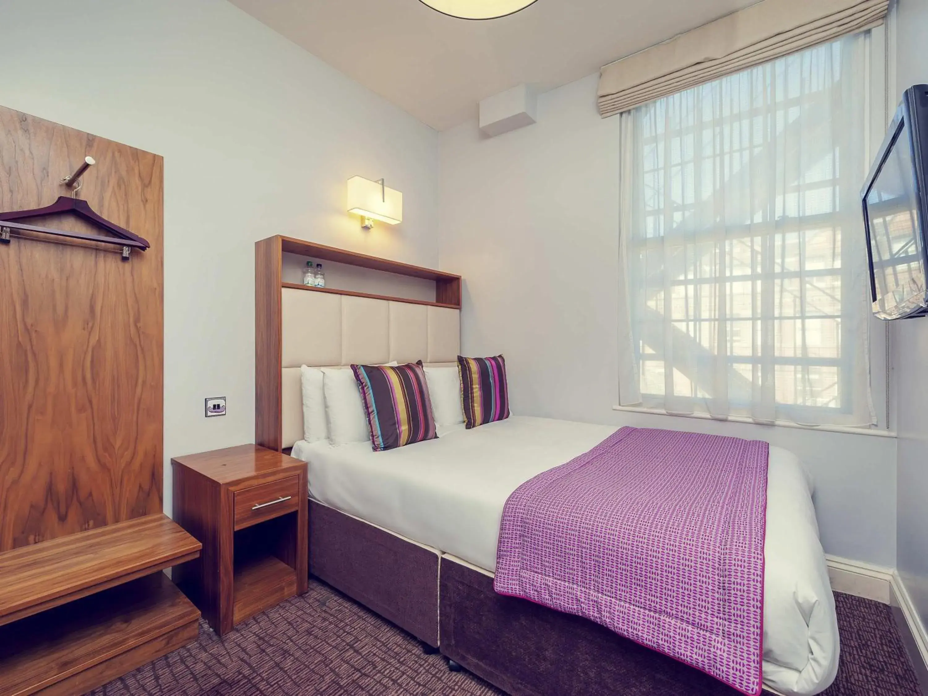 Bedroom, Bed in Mercure Nottingham City Centre Hotel Bedroom, Bed in Mercure Nottingham City Centre Hotel