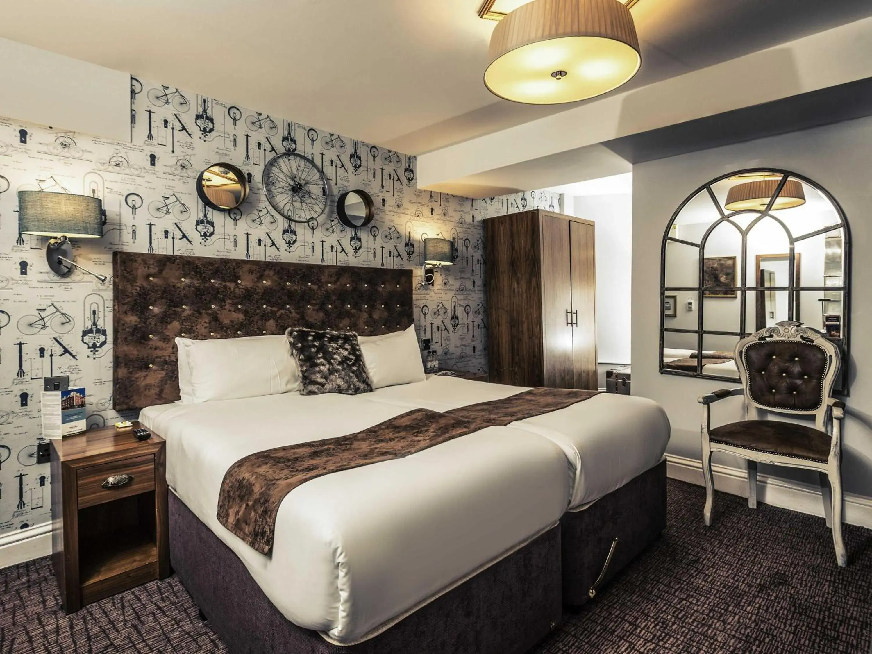 Bedroom, Bed in Mercure Nottingham City Centre Hotel Bedroom, Bed in Mercure Nottingham City Centre Hotel