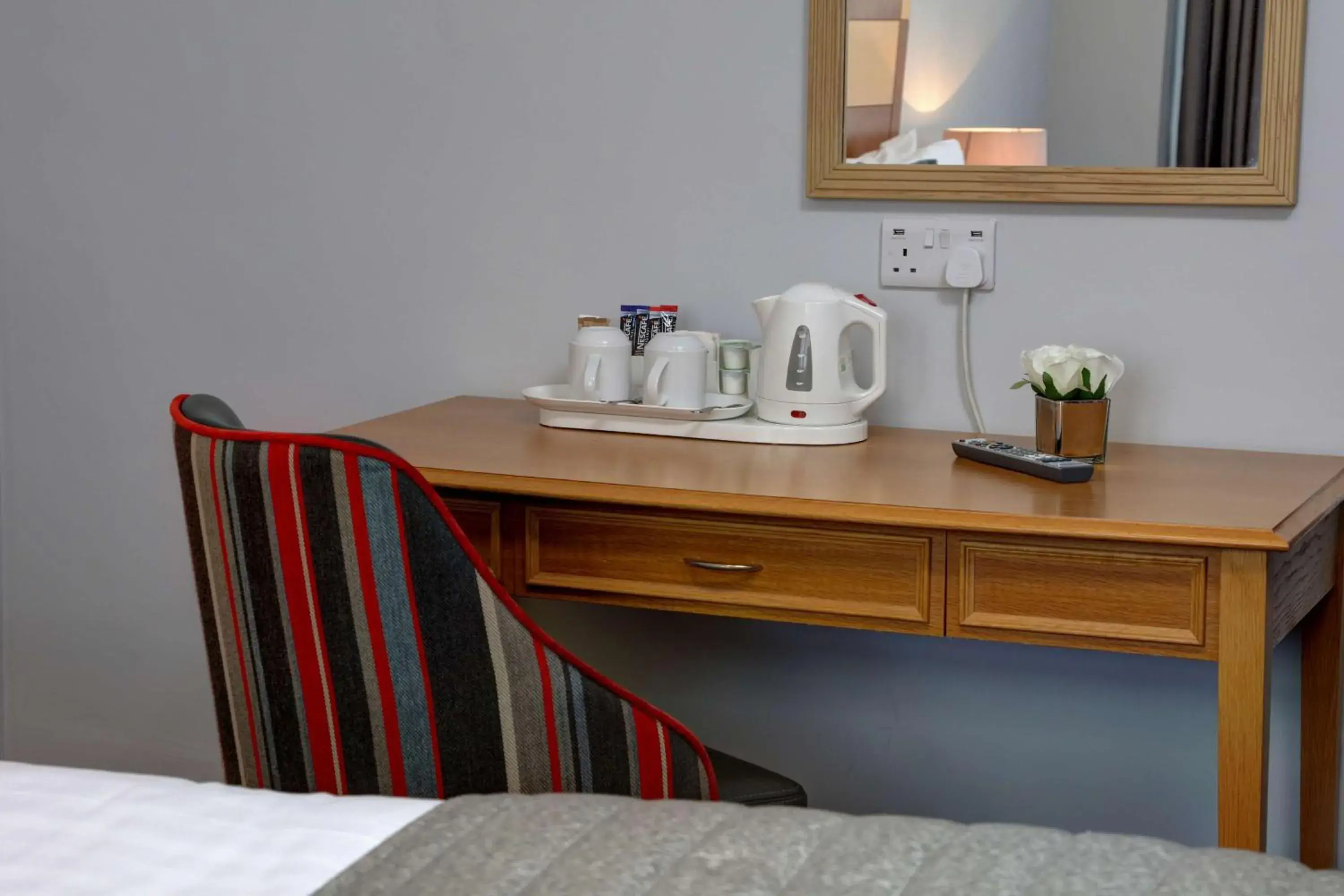Photo of the whole room, Coffee/Tea Facilities in Best Western Stoke on Trent City Centre Hotel