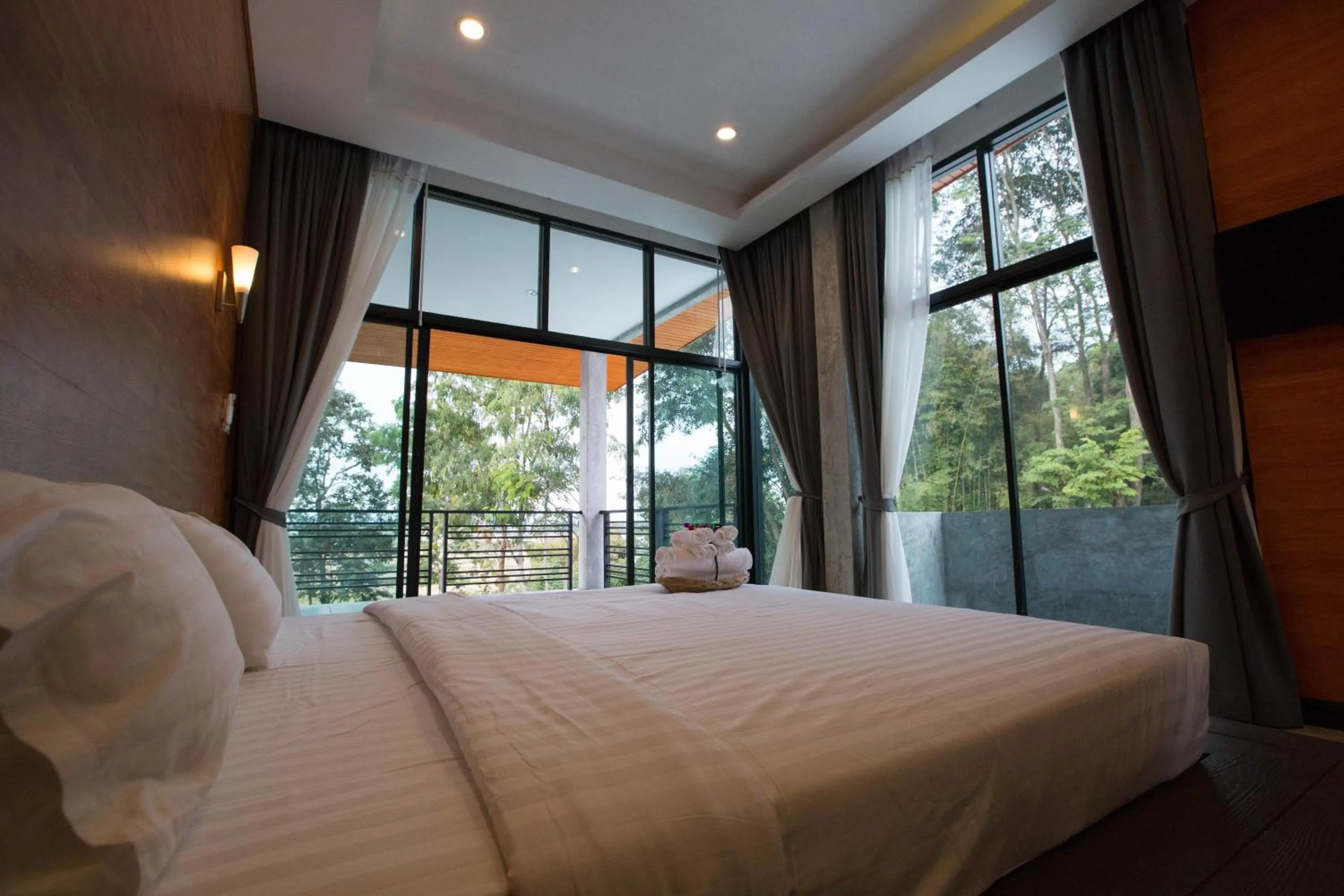 Deluxe Double Room with Balcony in Pagoda Sight Residence