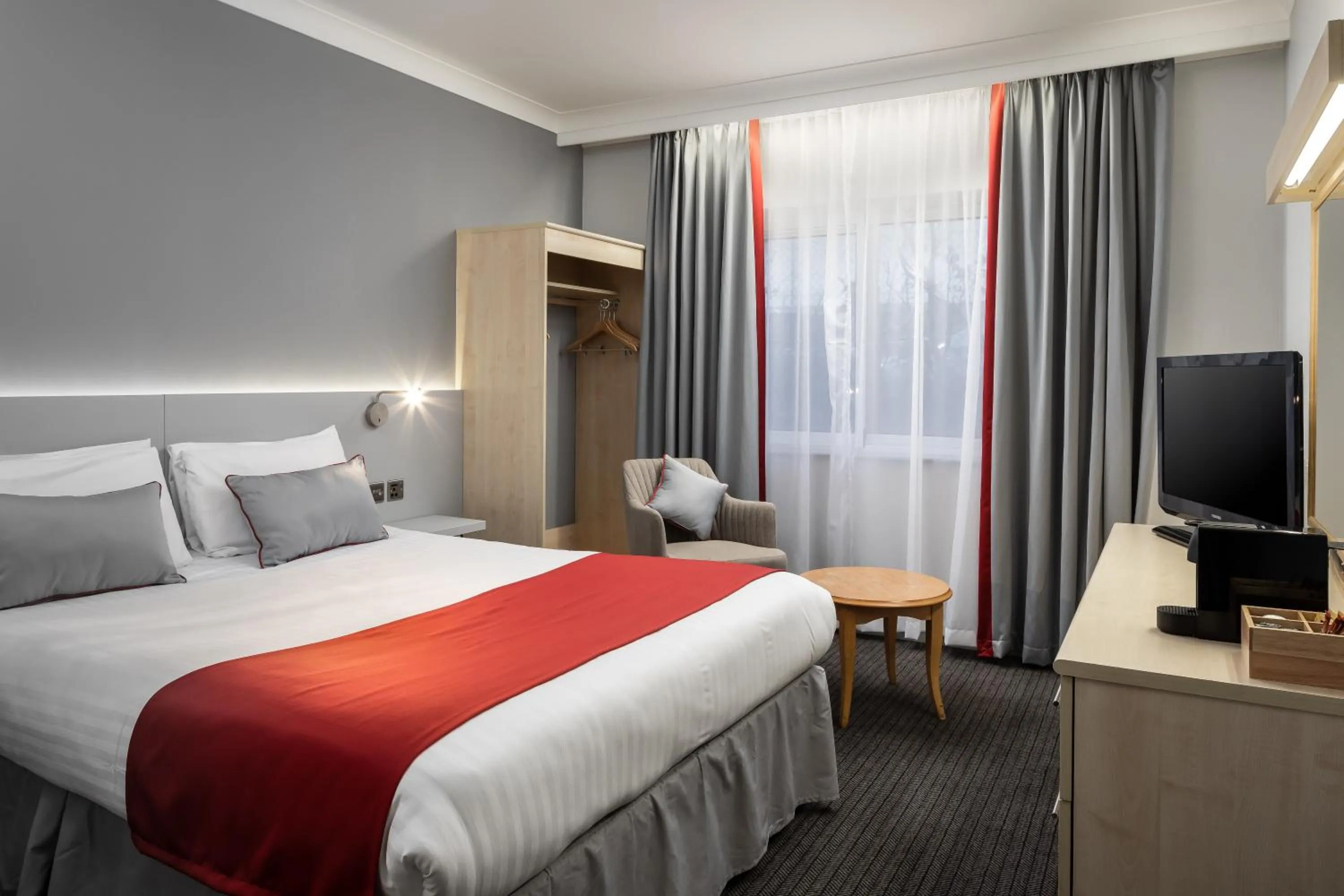 Bedroom, TV/Entertainment Center in OYO Flagship London Finchley