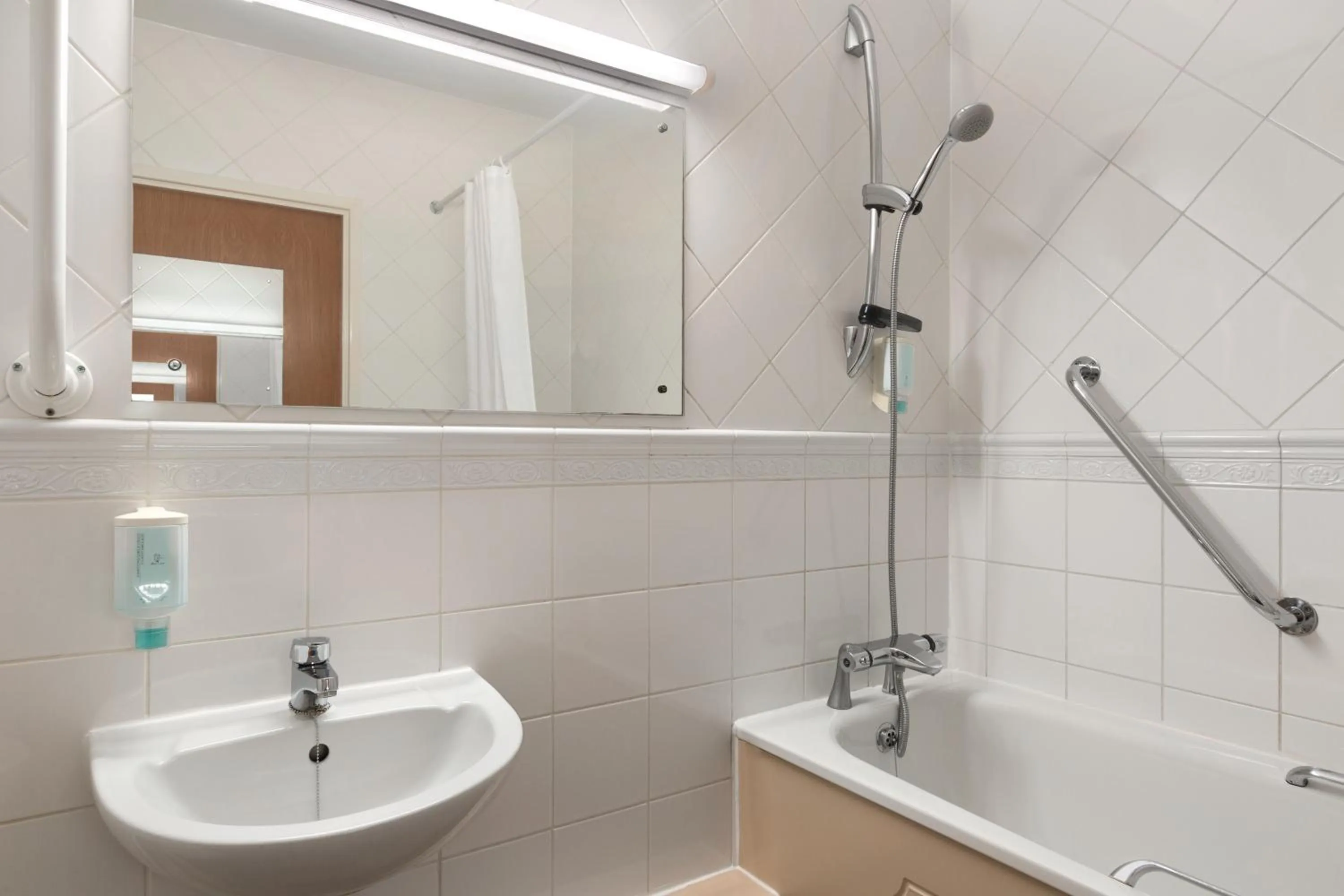 Bathroom in OYO Flagship London Finchley
