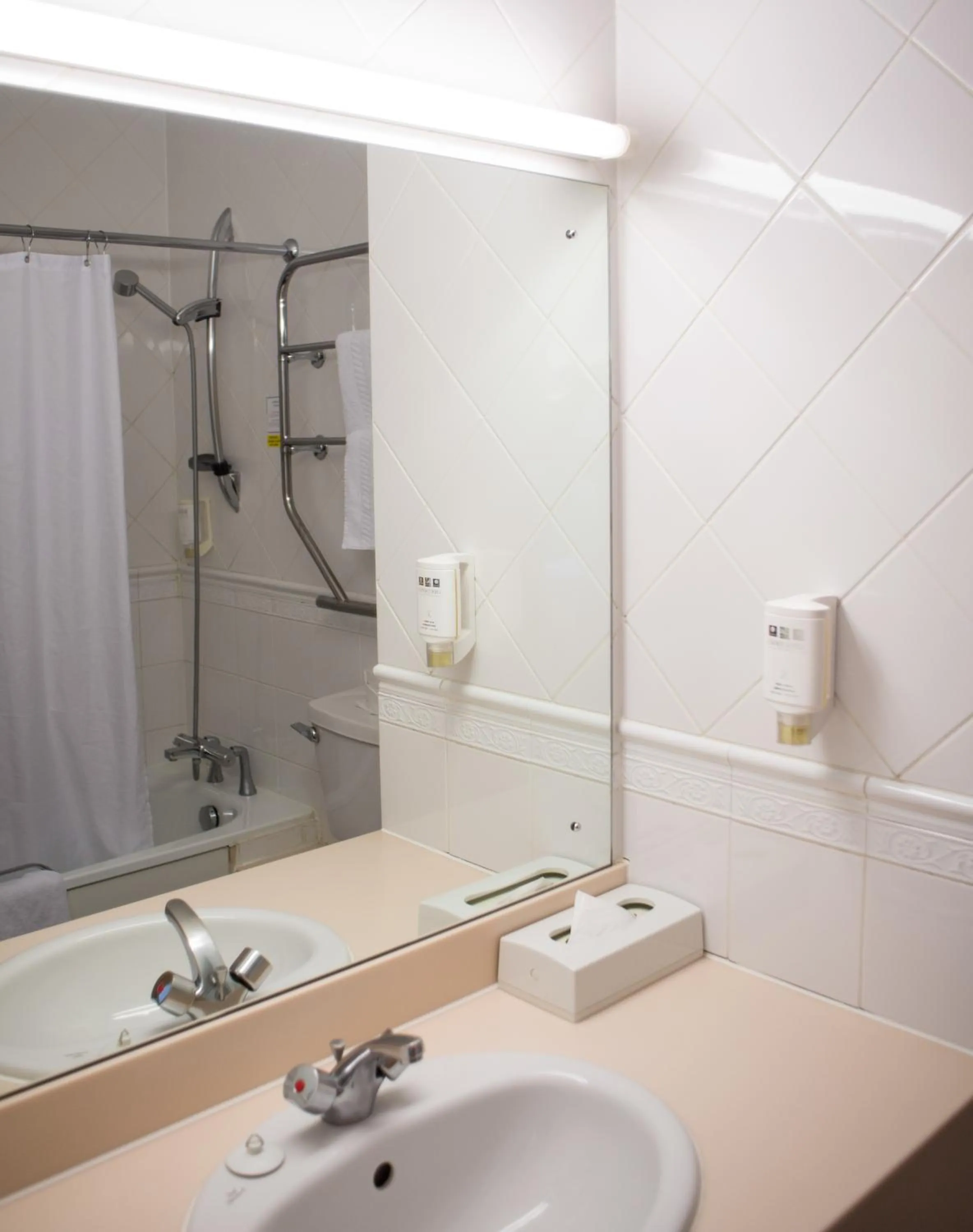 Bathroom in OYO Flagship London Finchley