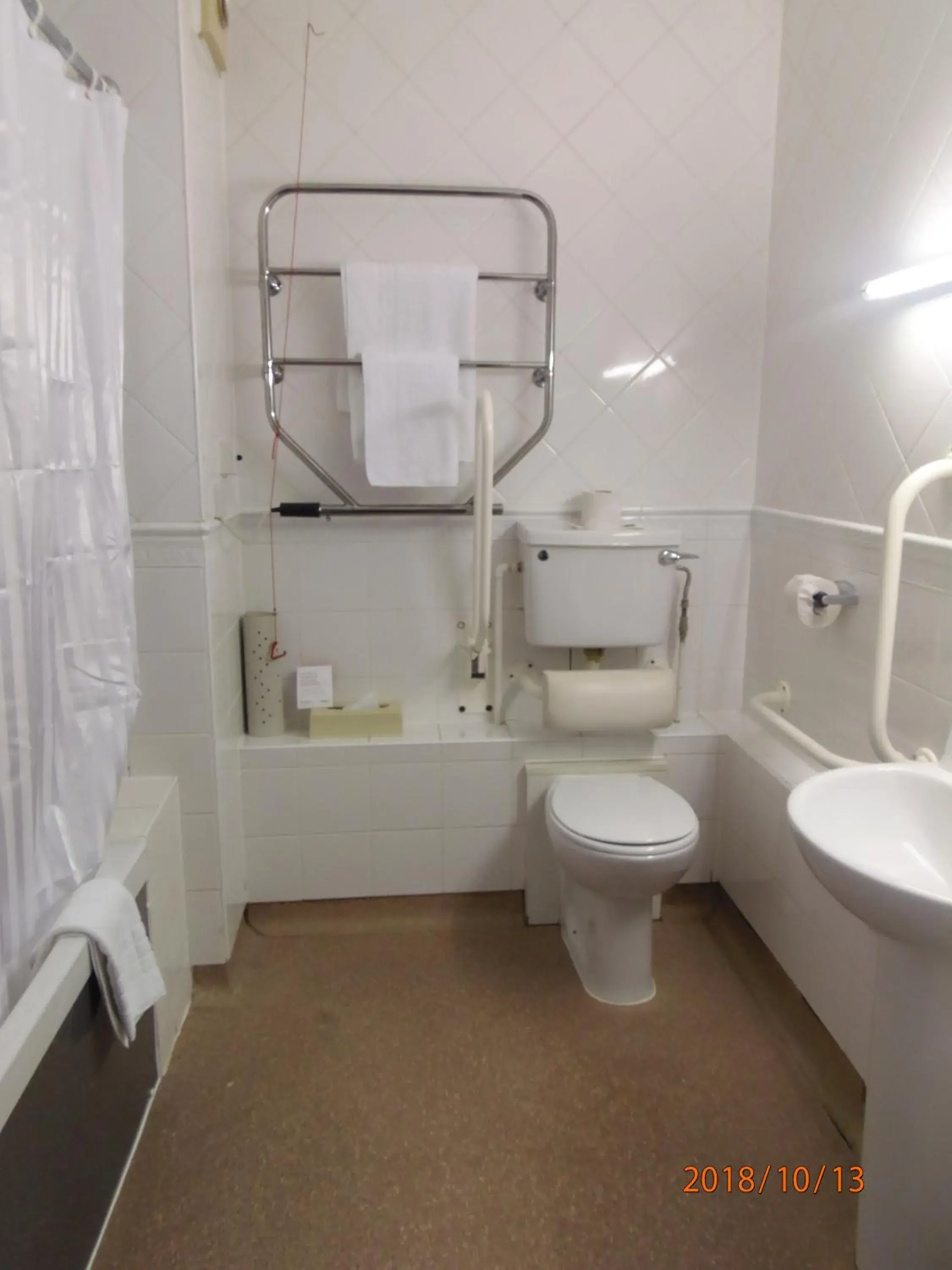 Bathroom in OYO Flagship London Finchley