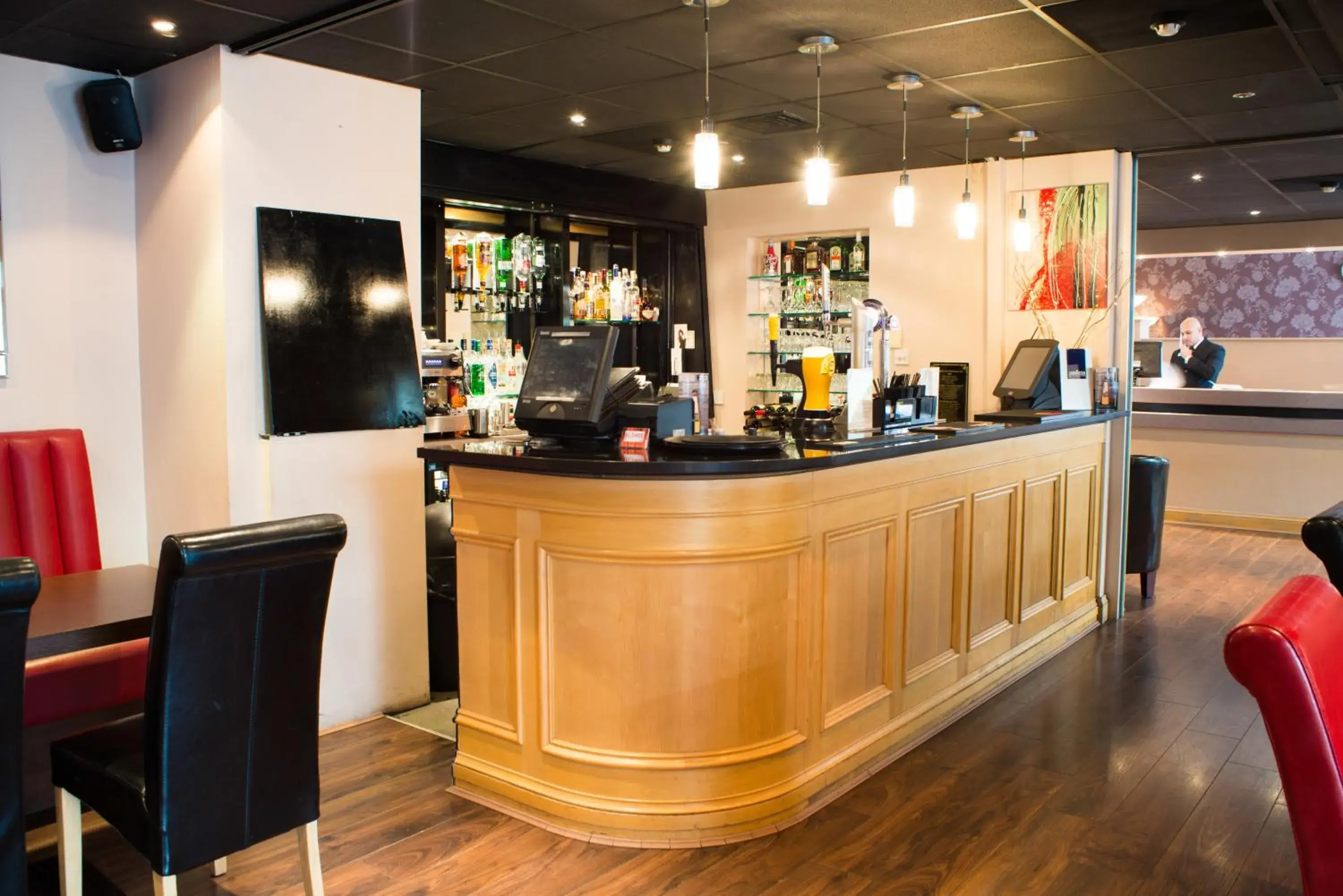 Lounge or bar in OYO Flagship London Finchley