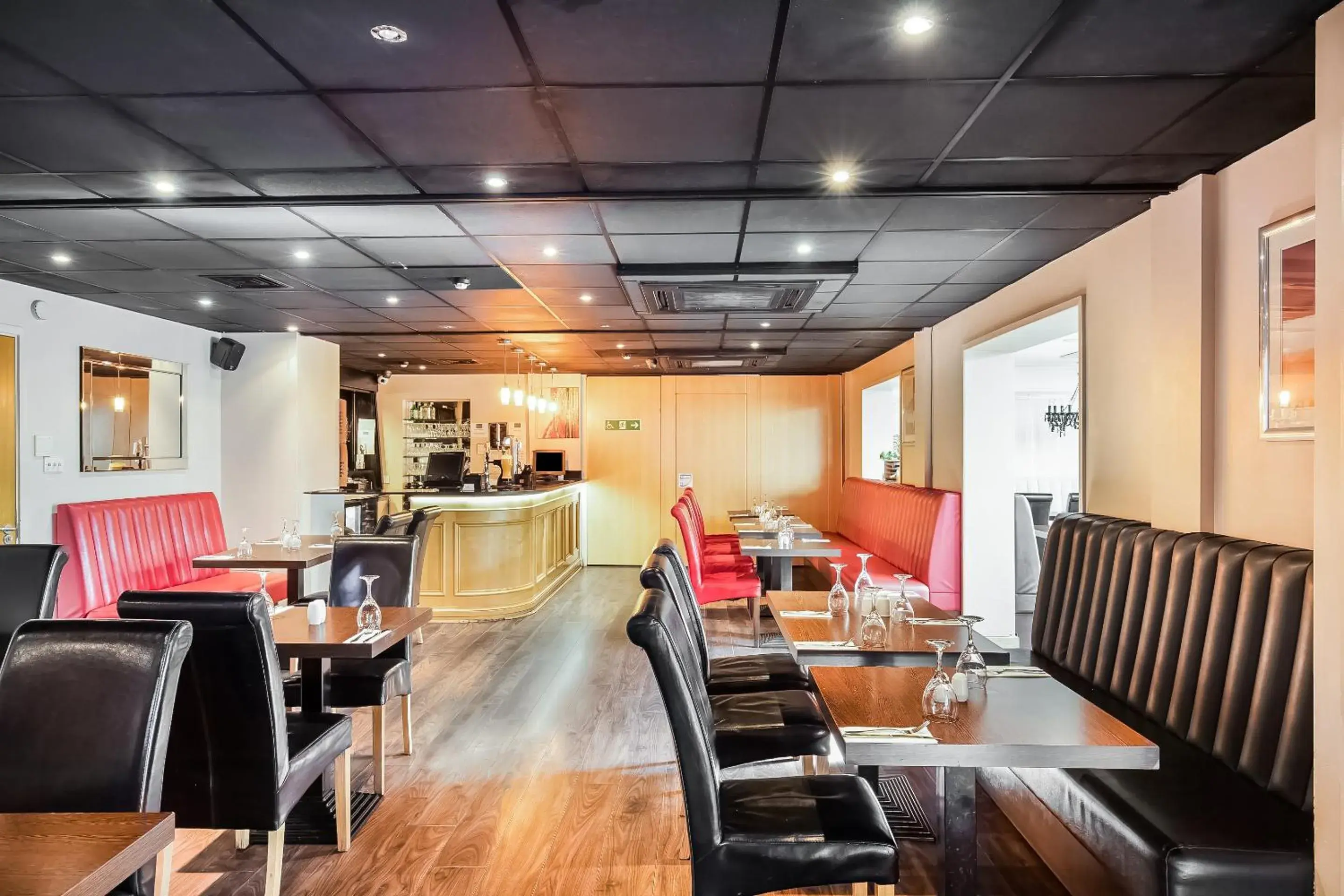 Lobby or reception, Restaurant/Places to Eat in OYO Flagship London Finchley