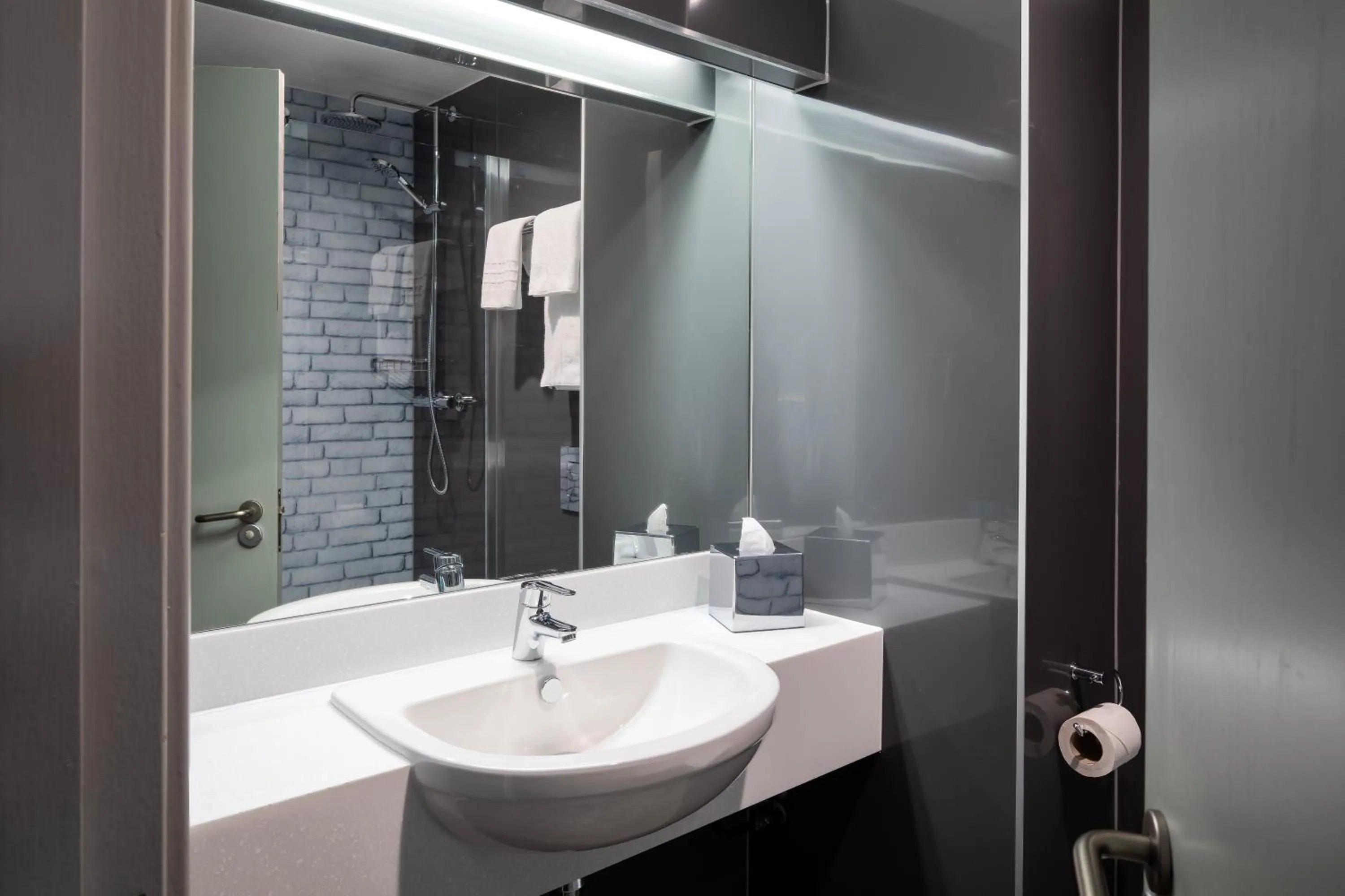 Shower, Bathroom in OYO Flagship London Finchley