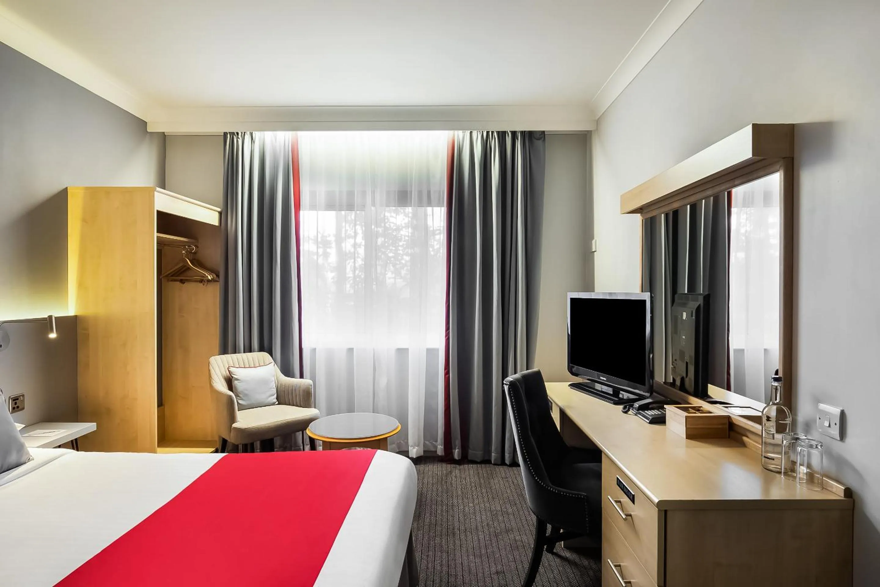 Bedroom, TV/Entertainment Center in OYO Flagship London Finchley