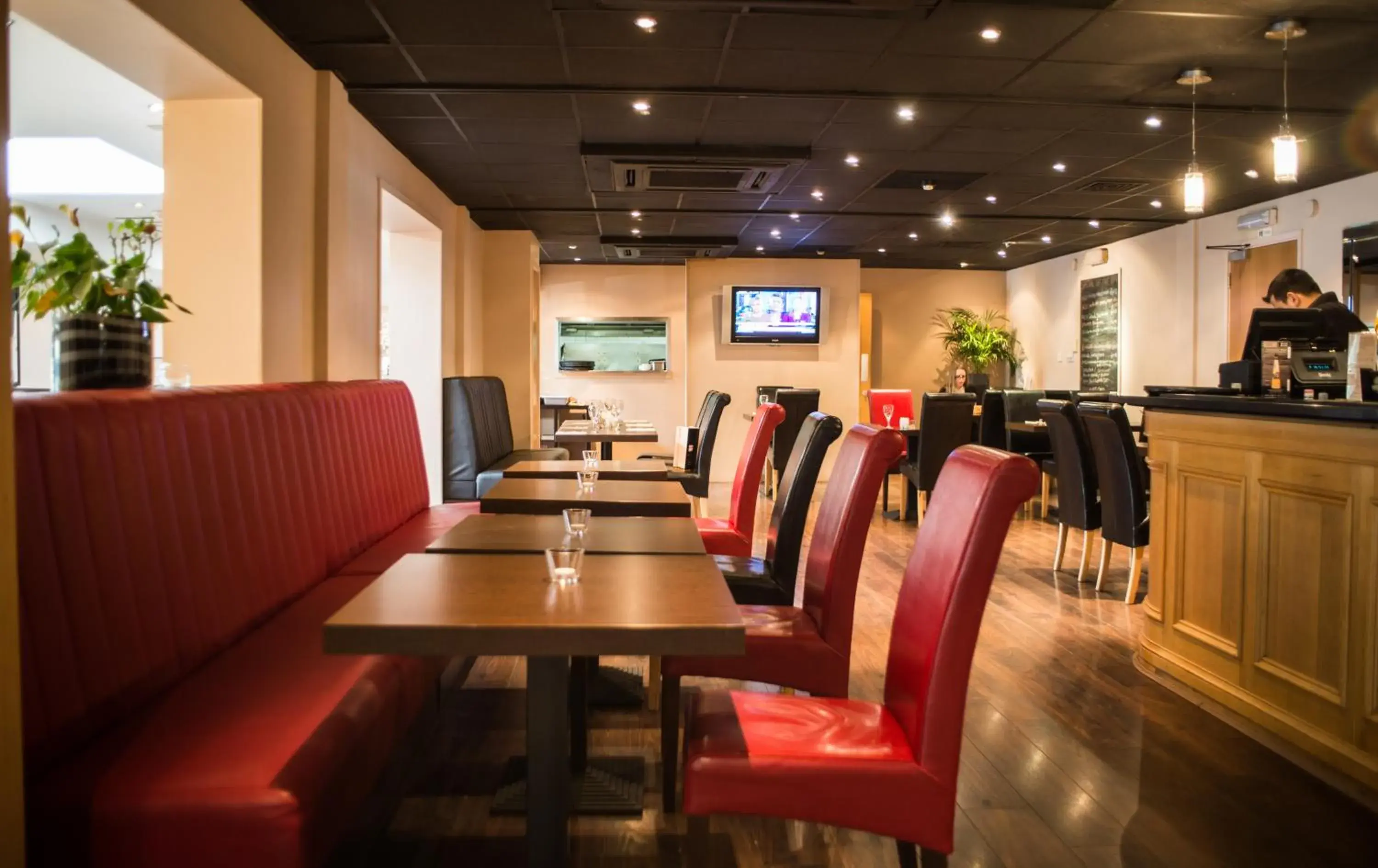 Restaurant/Places to Eat in OYO Flagship London Finchley