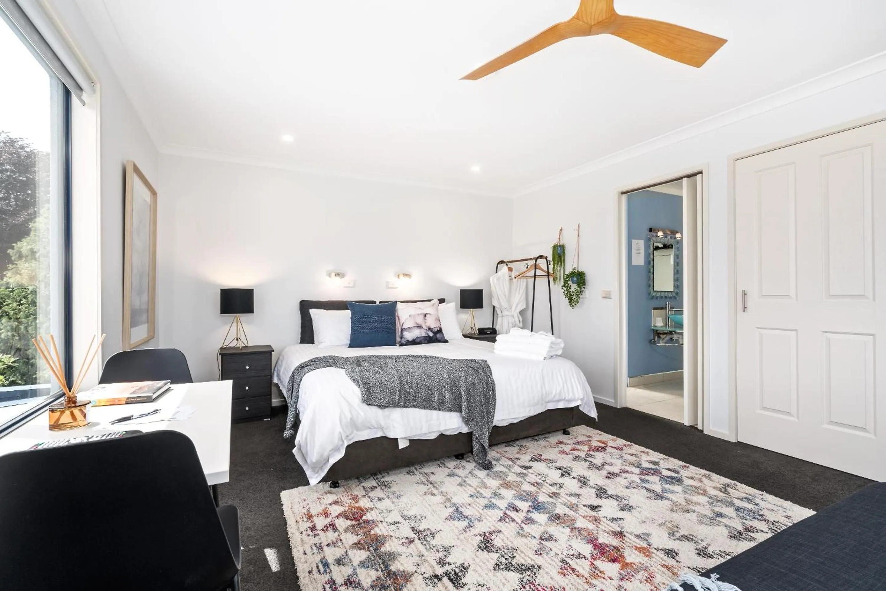 Photo of the whole room, Bed in Madsen Retreat