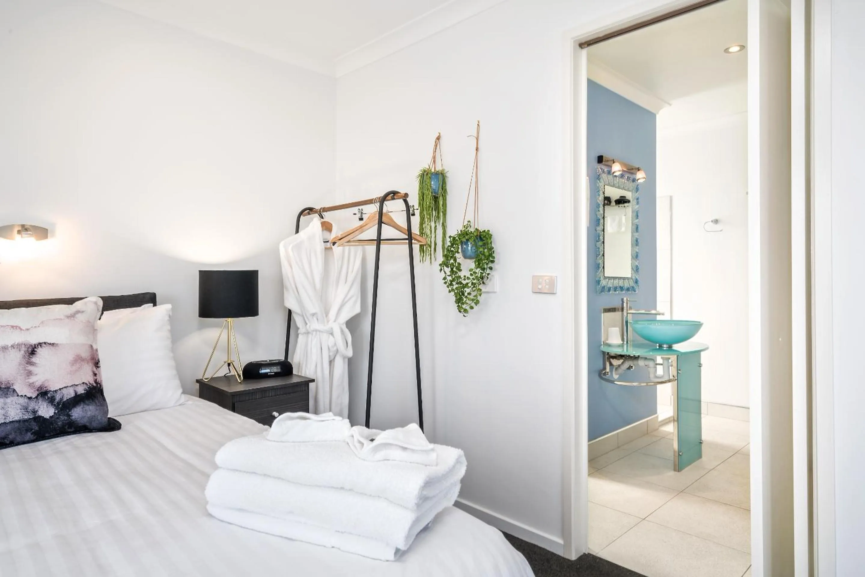 Bathroom, Bed in Madsen Retreat