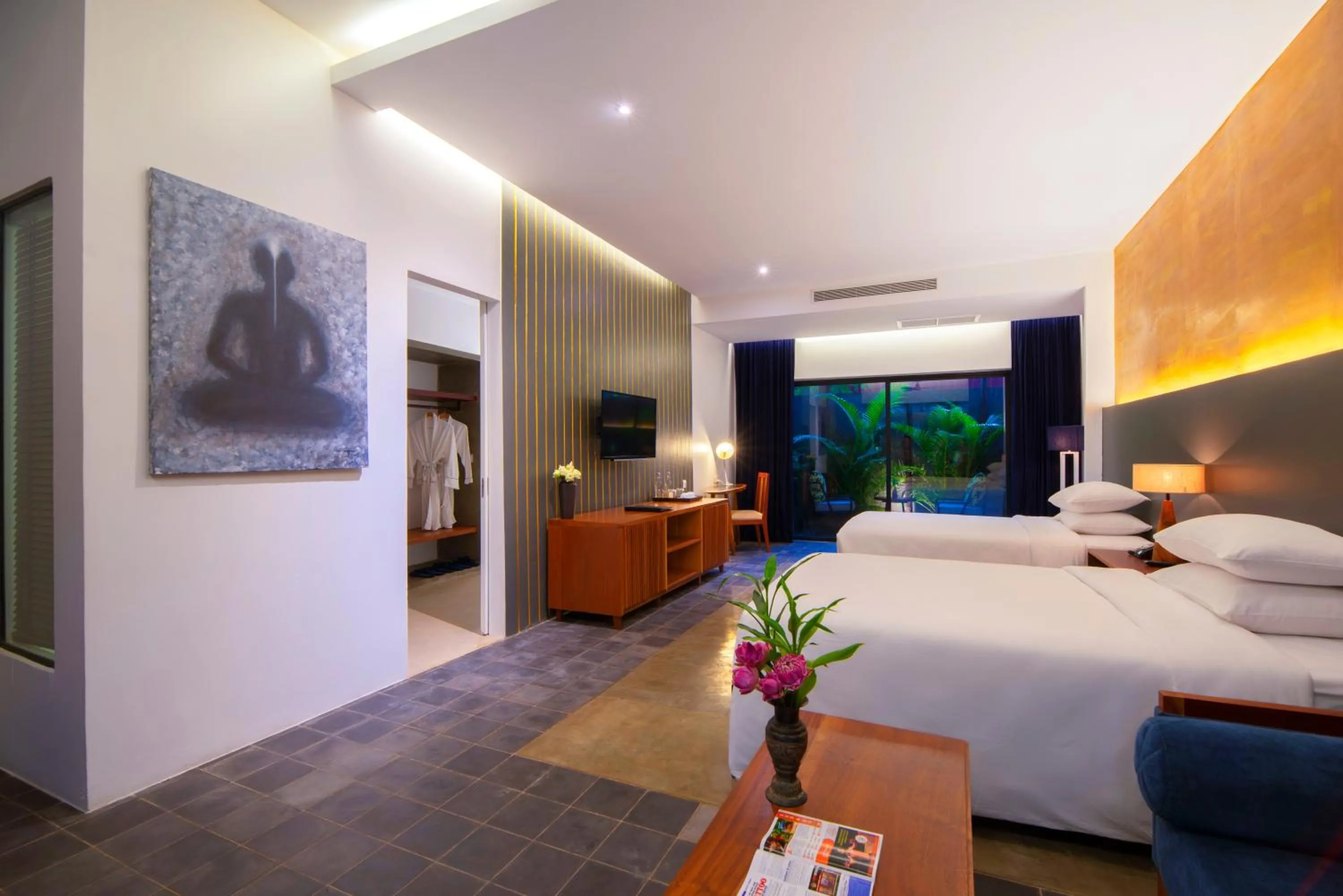 Bedroom, Bed in Silver Urban