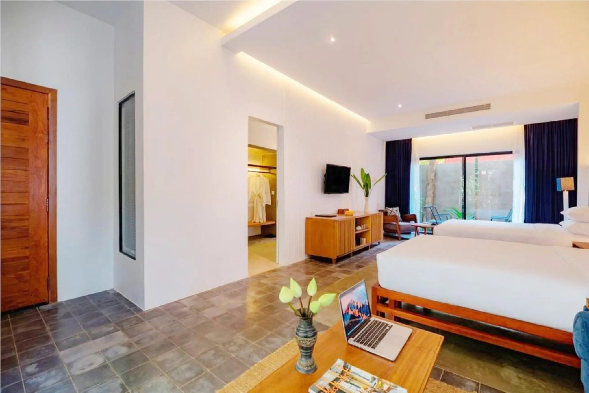 Bedroom, Bed in Silver Urban