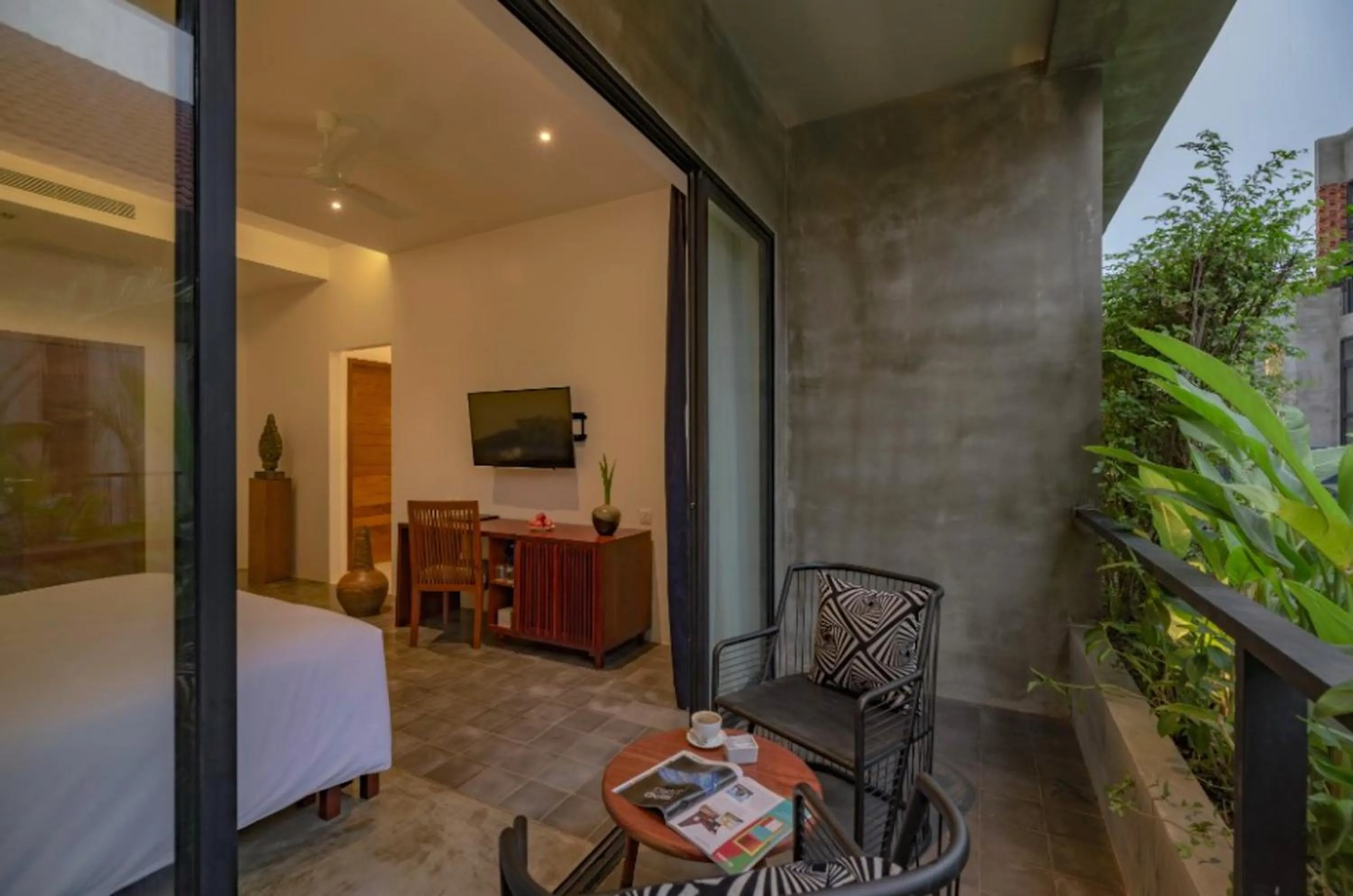 Bedroom, Bed in Silver Urban